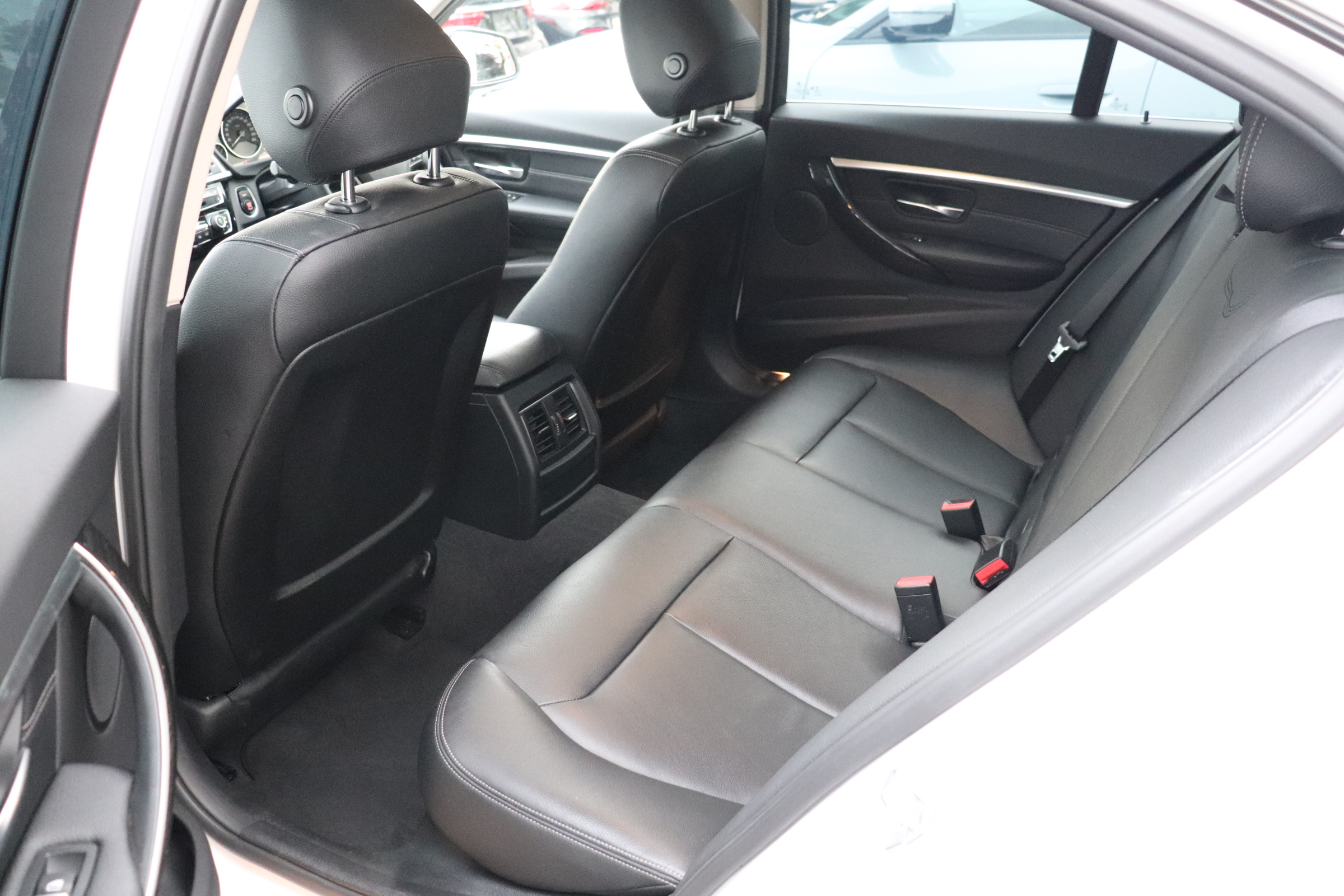 320d ラグジュアリー 後期モデル ブラックレザーシート ACC レーンチェンジW車両画像13