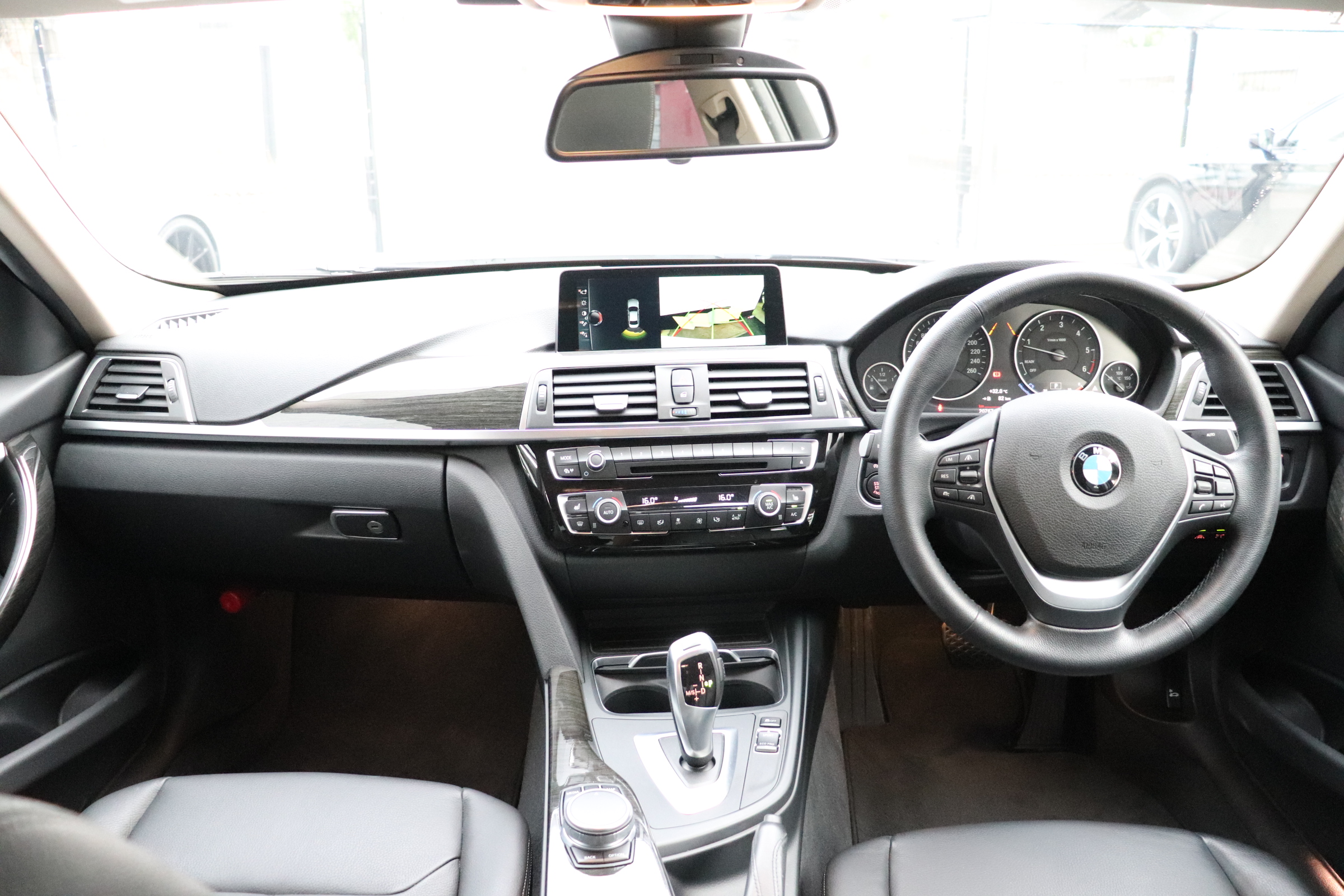 320d ラグジュアリー 後期モデル ブラックレザーシート ACC レーンチェンジW車両画像14