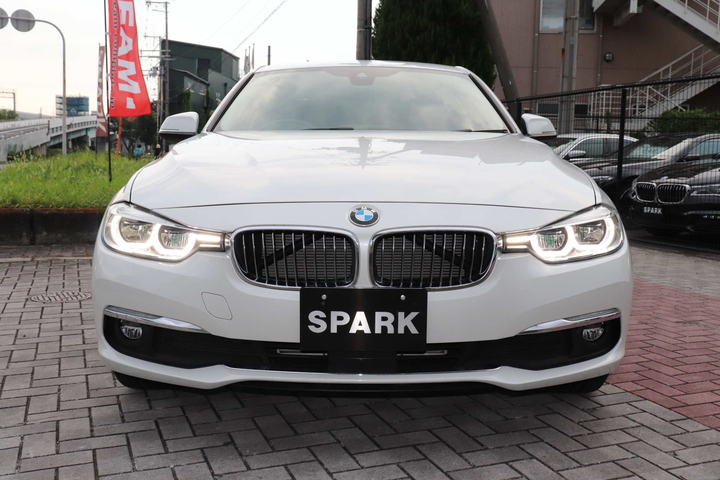 320d ラグジュアリー 後期モデル ブラックレザーシート ACC レーンチェンジW車両画像02