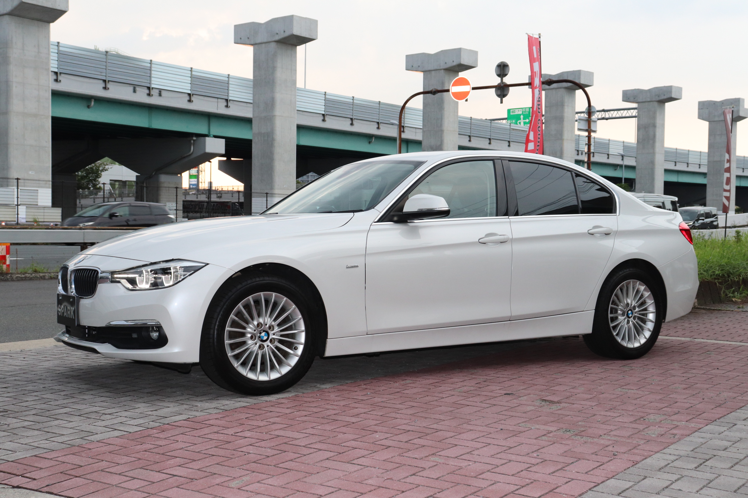 320d ラグジュアリー 後期モデル ブラックレザーシート ACC レーンチェンジW車両画像08
