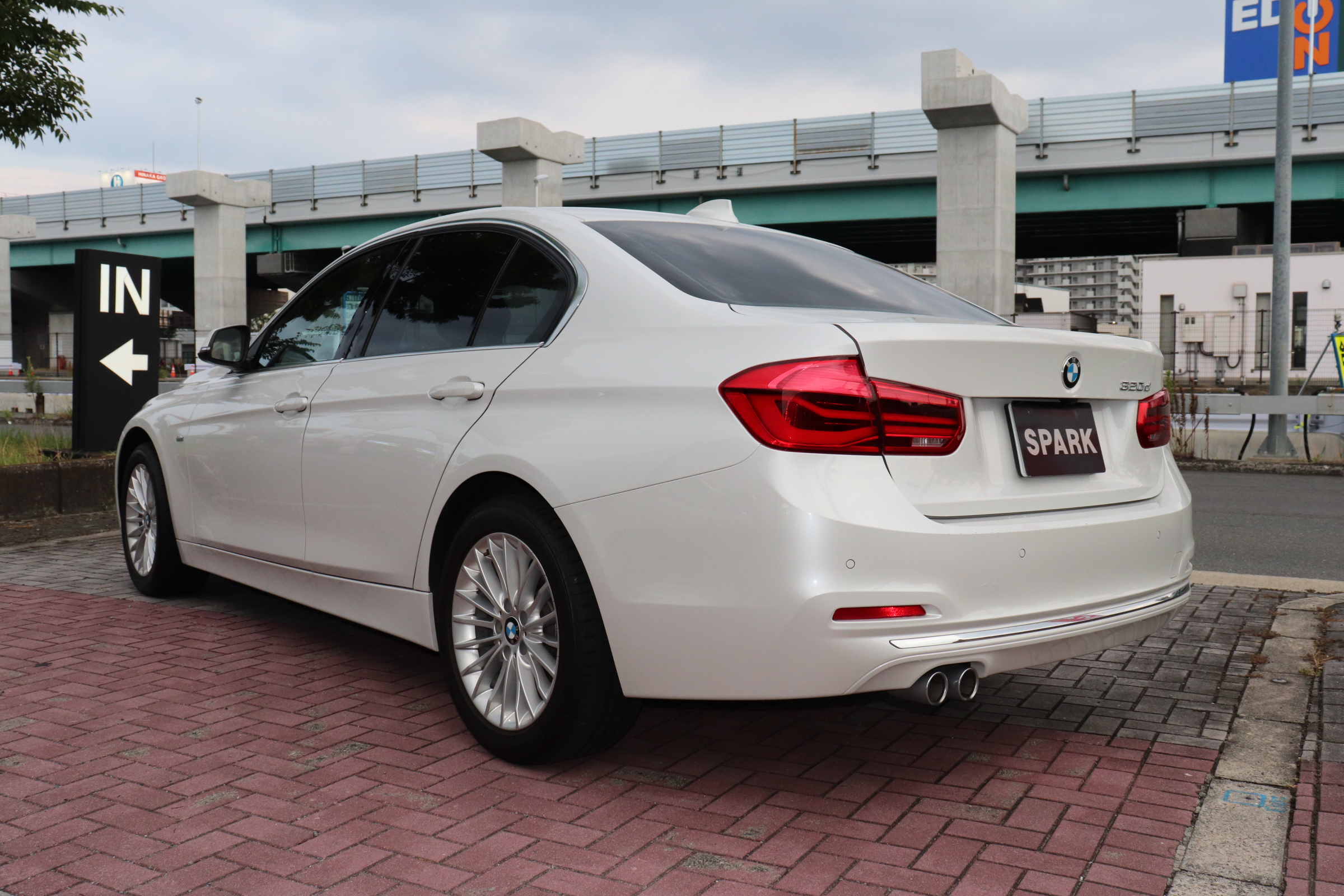 320d ラグジュアリー 後期モデル ブラックレザーシート ACC レーンチェンジW車両画像07