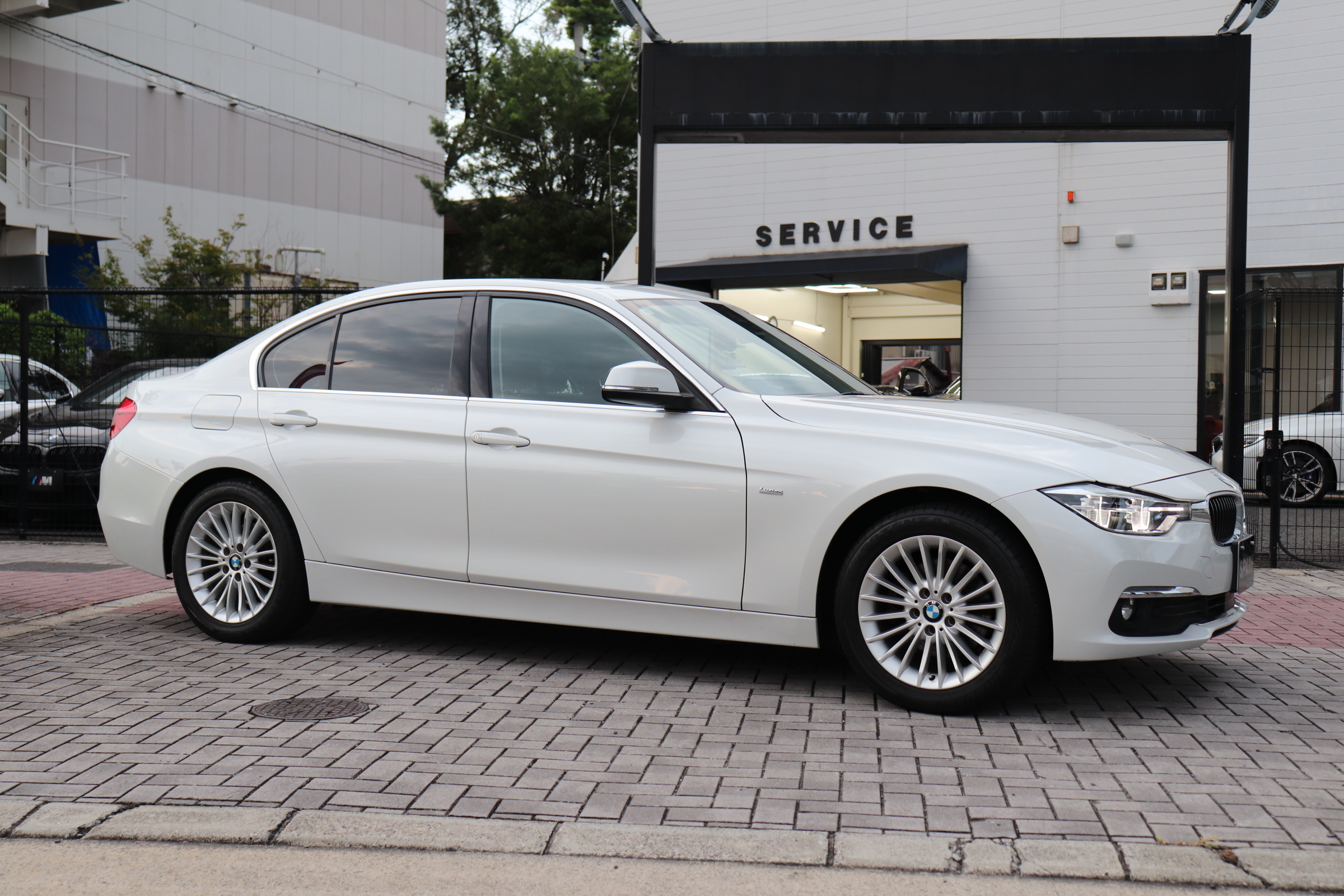 320d ラグジュアリー 後期モデル ブラックレザーシート ACC レーンチェンジW車両画像04