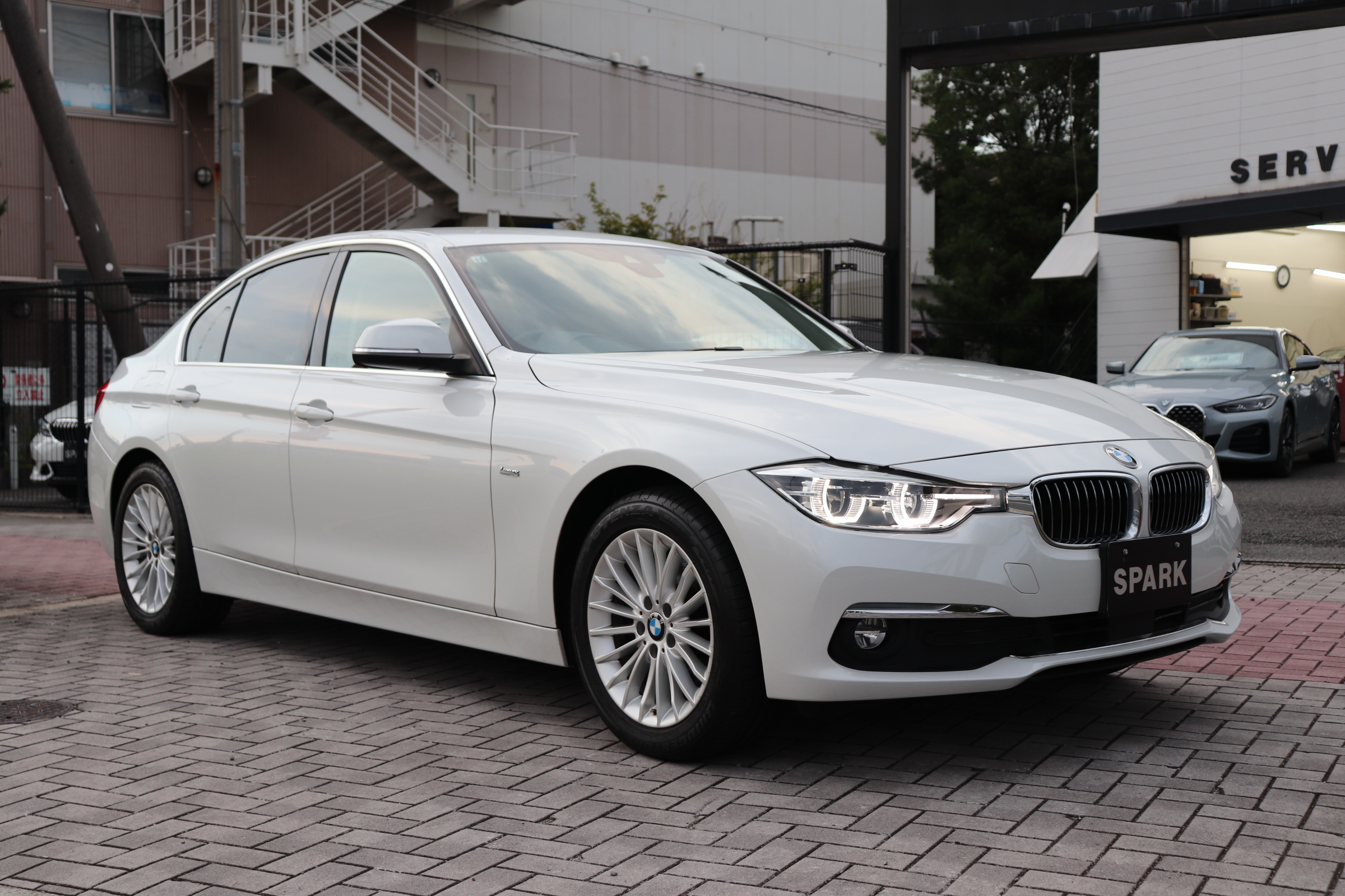 320d ラグジュアリー 後期モデル ブラックレザーシート ACC レーンチェンジW車両画像03