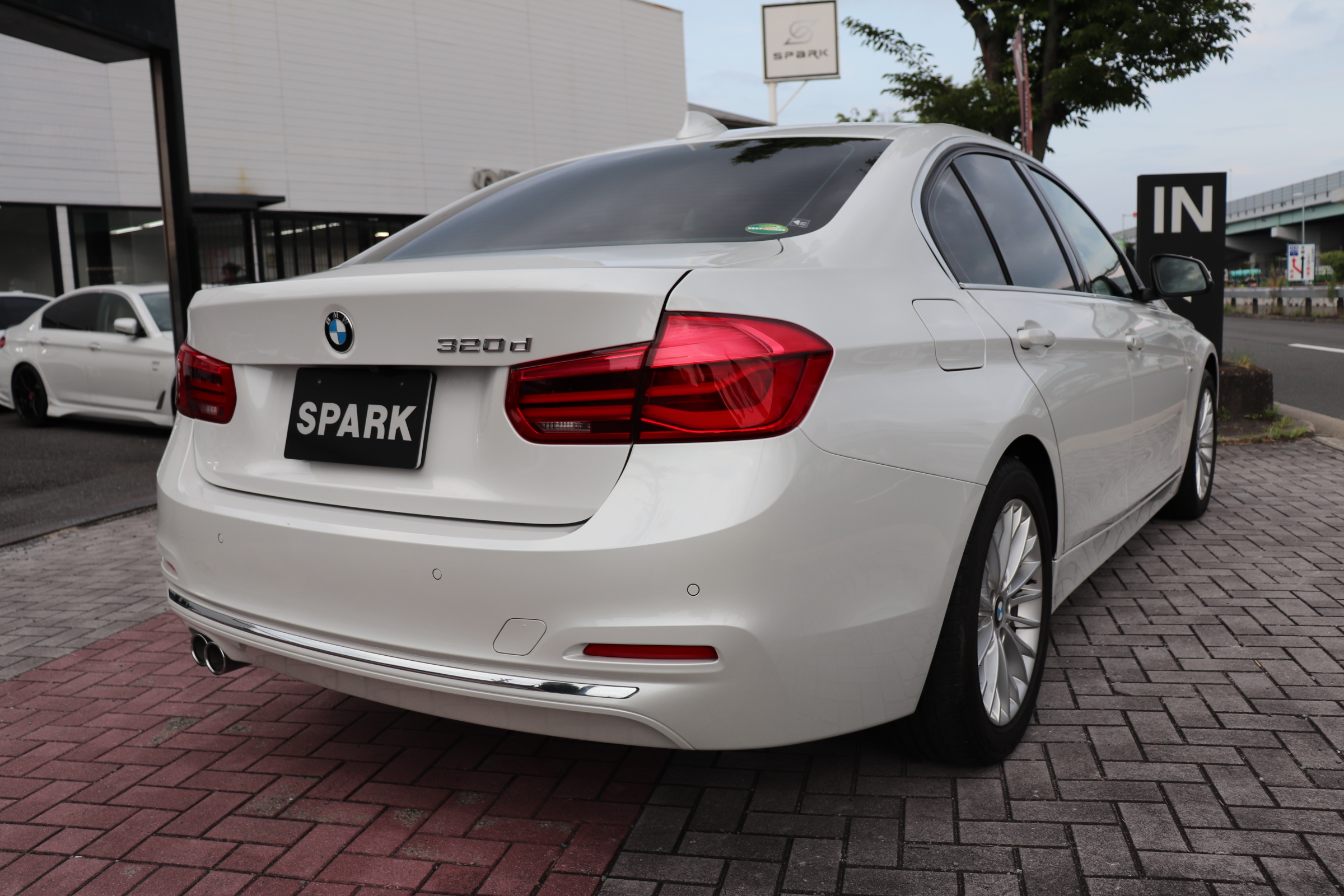 320d ラグジュアリー 後期モデル ブラックレザーシート ACC レーンチェンジW車両画像05