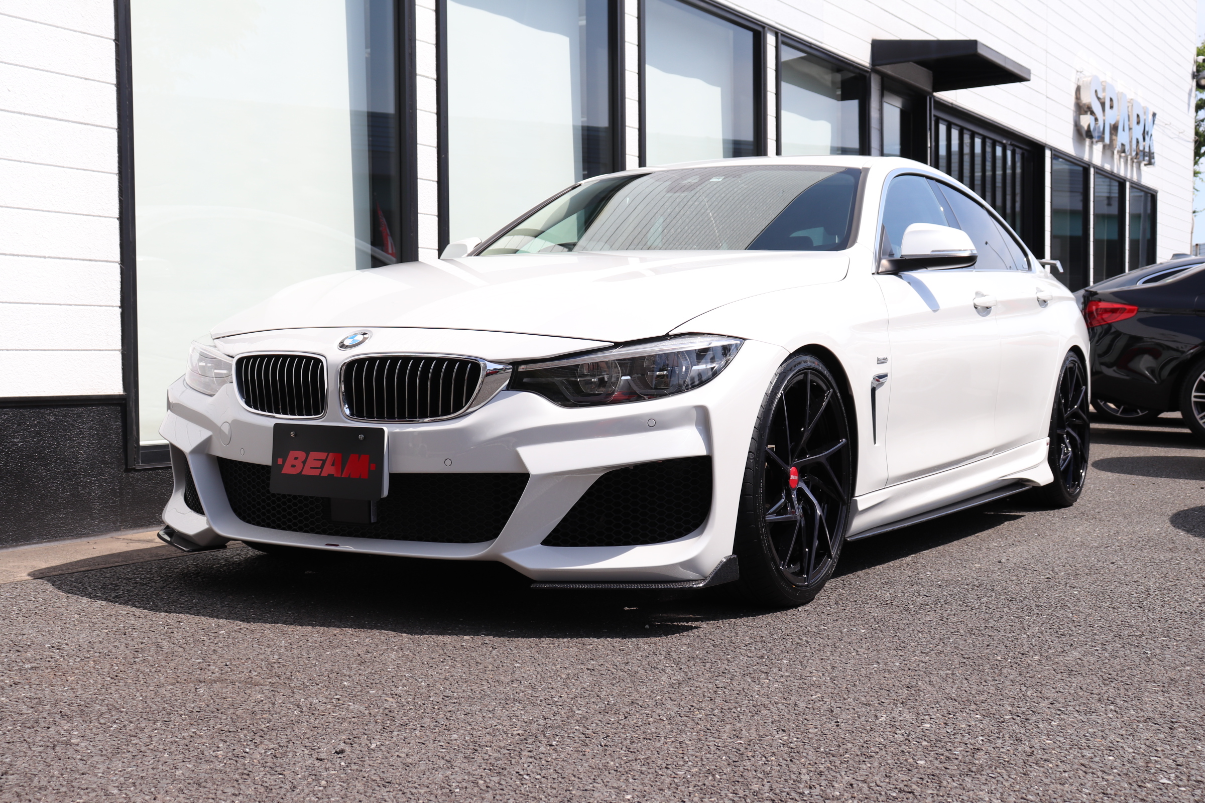 420i グランクーペ　ラグジュアリー　BEAMコンプリート　コンフォートアクセス／シートヒーター／アンビエントライト／Bluetooth・USBオーディオ／アクティブクルーズコントロールの画像