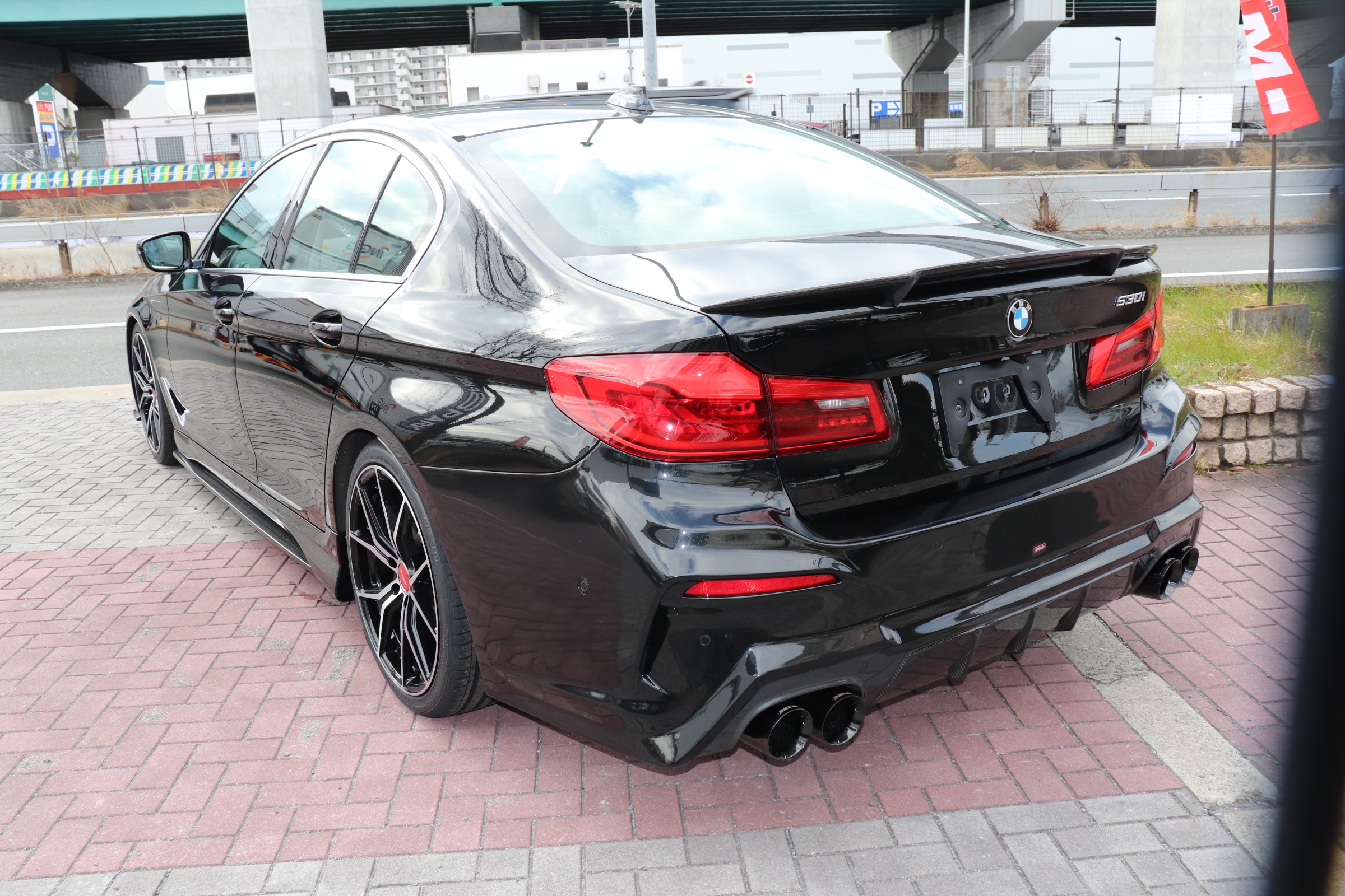 530i ラグジュアリー ＢＥＡＭコンプリート ＢＥＡＭフルエアロ ２０インチＡＷ ＢＥＡＭ４本マフラー ローダウン 黒レザーシート 前後席シートヒーター Ｐトランク 全方位カメラ ＨＵＤ車両画像03