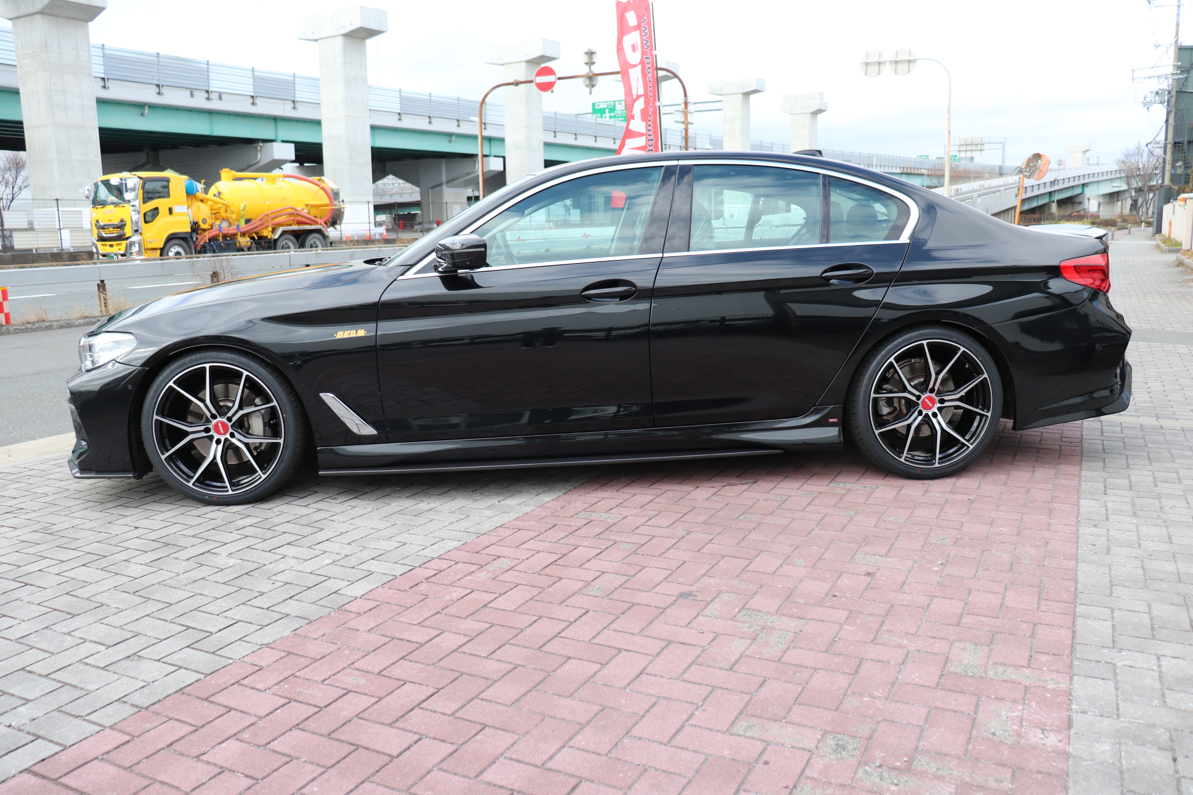 530i ラグジュアリー ＢＥＡＭコンプリート ＢＥＡＭフルエアロ ２０インチＡＷ ＢＥＡＭ４本マフラー ローダウン 黒レザーシート 前後席シートヒーター Ｐトランク 全方位カメラ ＨＵＤ車両画像05