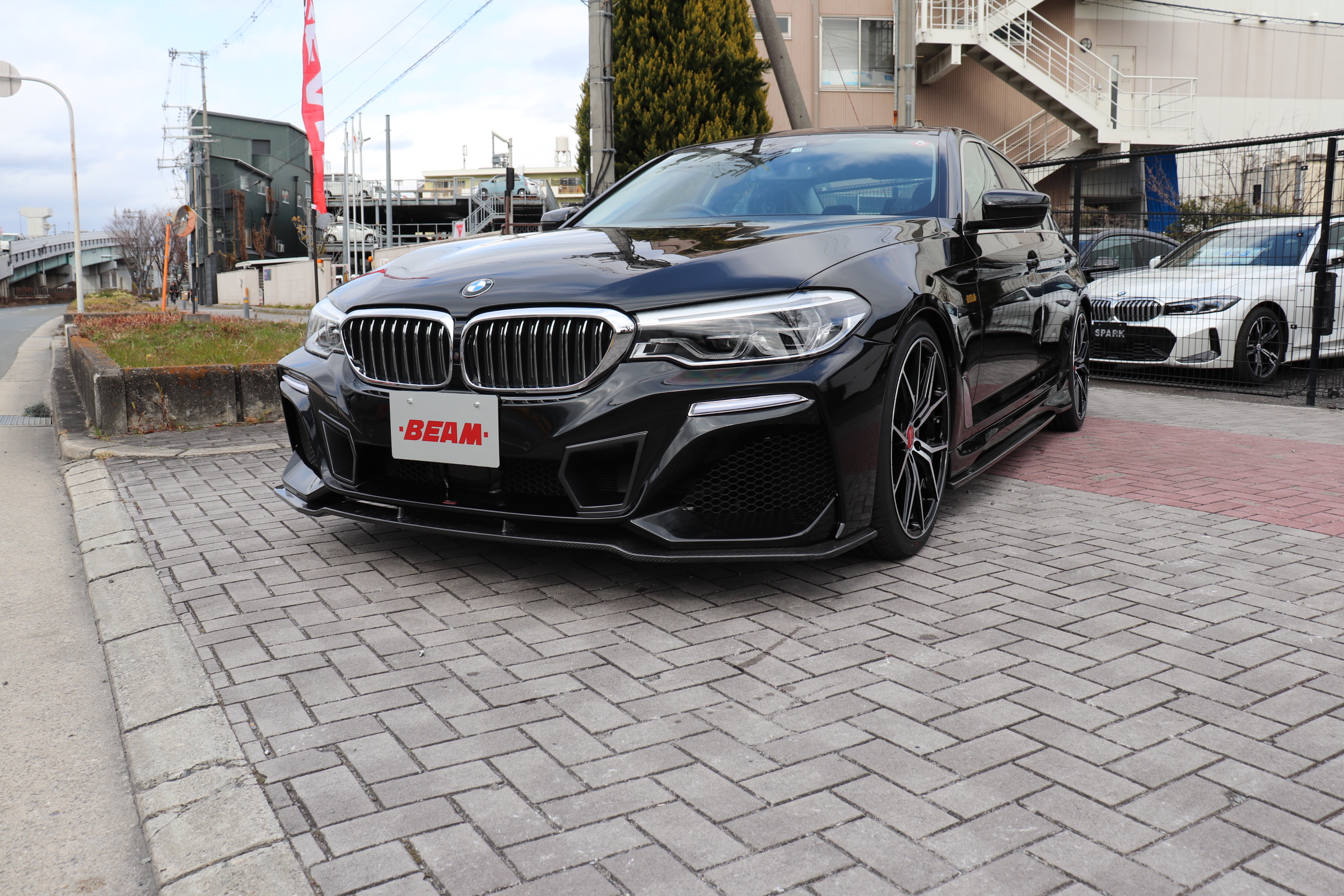 530i ラグジュアリー ＢＥＡＭコンプリート ＢＥＡＭフルエアロ ２０インチＡＷ ＢＥＡＭ４本マフラー ローダウン 黒レザーシート 前後席シートヒーター Ｐトランク 全方位カメラ ＨＵＤの画像