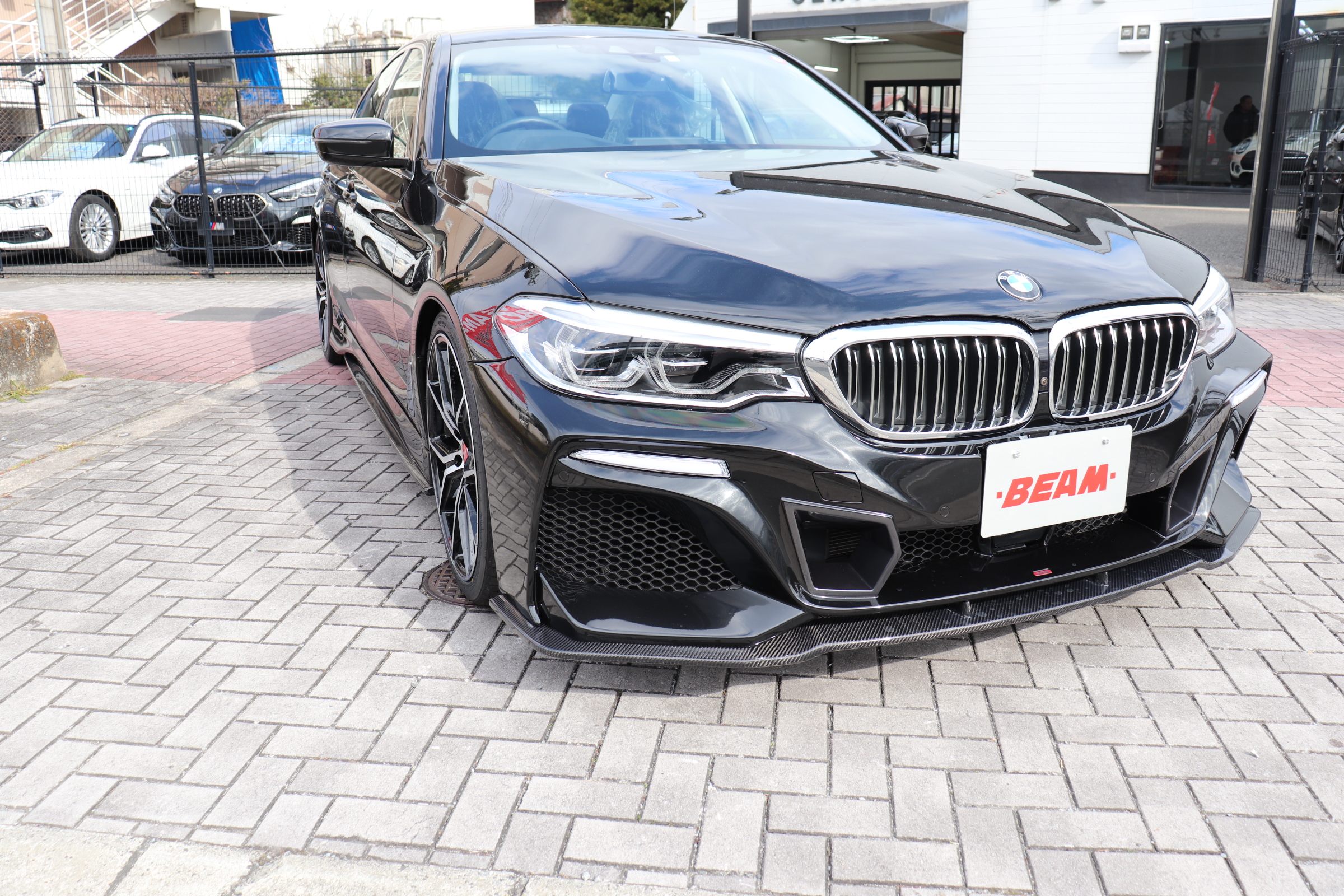 530i ラグジュアリー ＢＥＡＭコンプリート ＢＥＡＭフルエアロ ２０インチＡＷ ＢＥＡＭ４本マフラー ローダウン 黒レザーシート 前後席シートヒーター Ｐトランク 全方位カメラ ＨＵＤ車両画像02