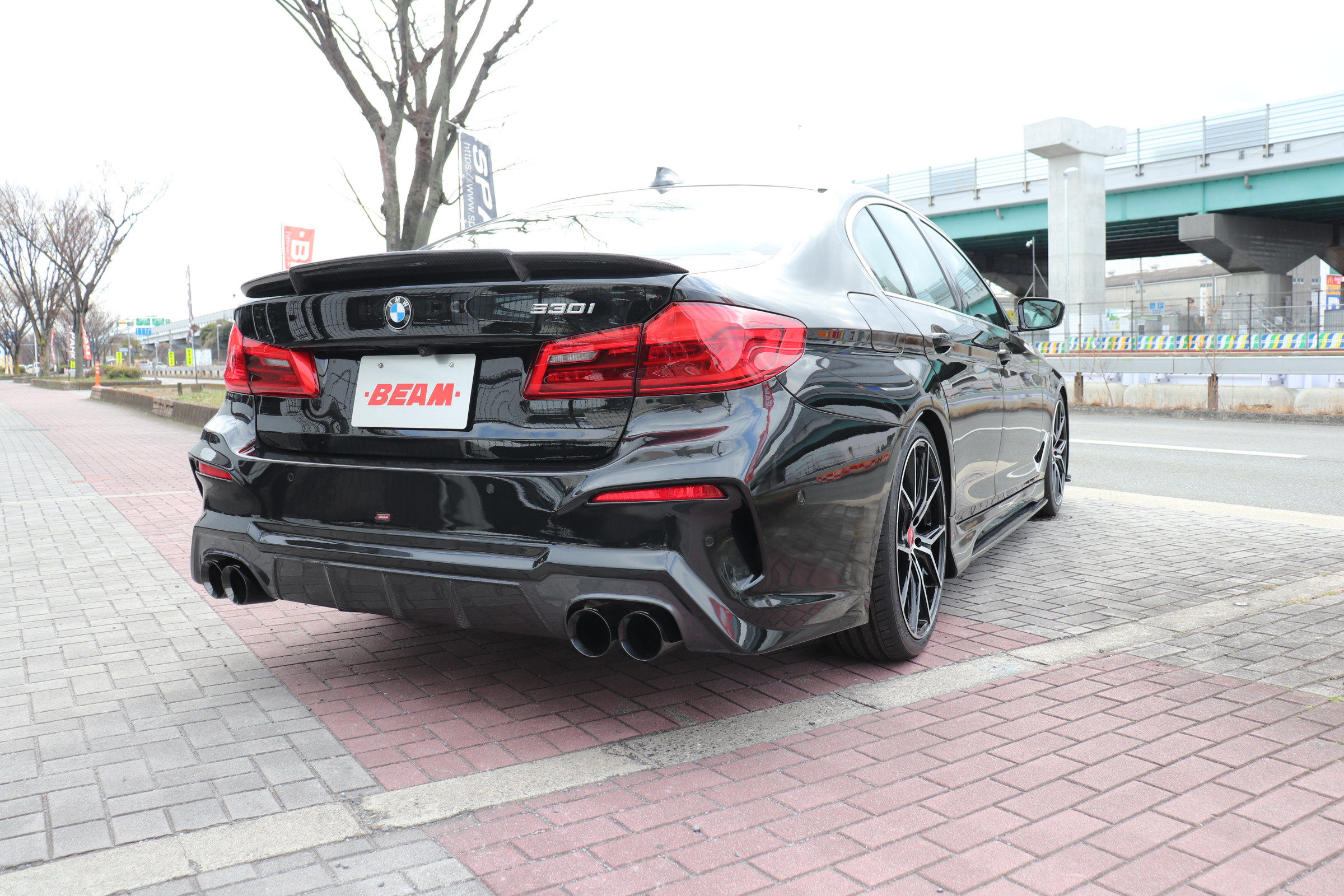 530i ラグジュアリー ＢＥＡＭコンプリート ＢＥＡＭフルエアロ ２０インチＡＷ ＢＥＡＭ４本マフラー ローダウン 黒レザーシート 前後席シートヒーター Ｐトランク 全方位カメラ ＨＵＤ車両画像04