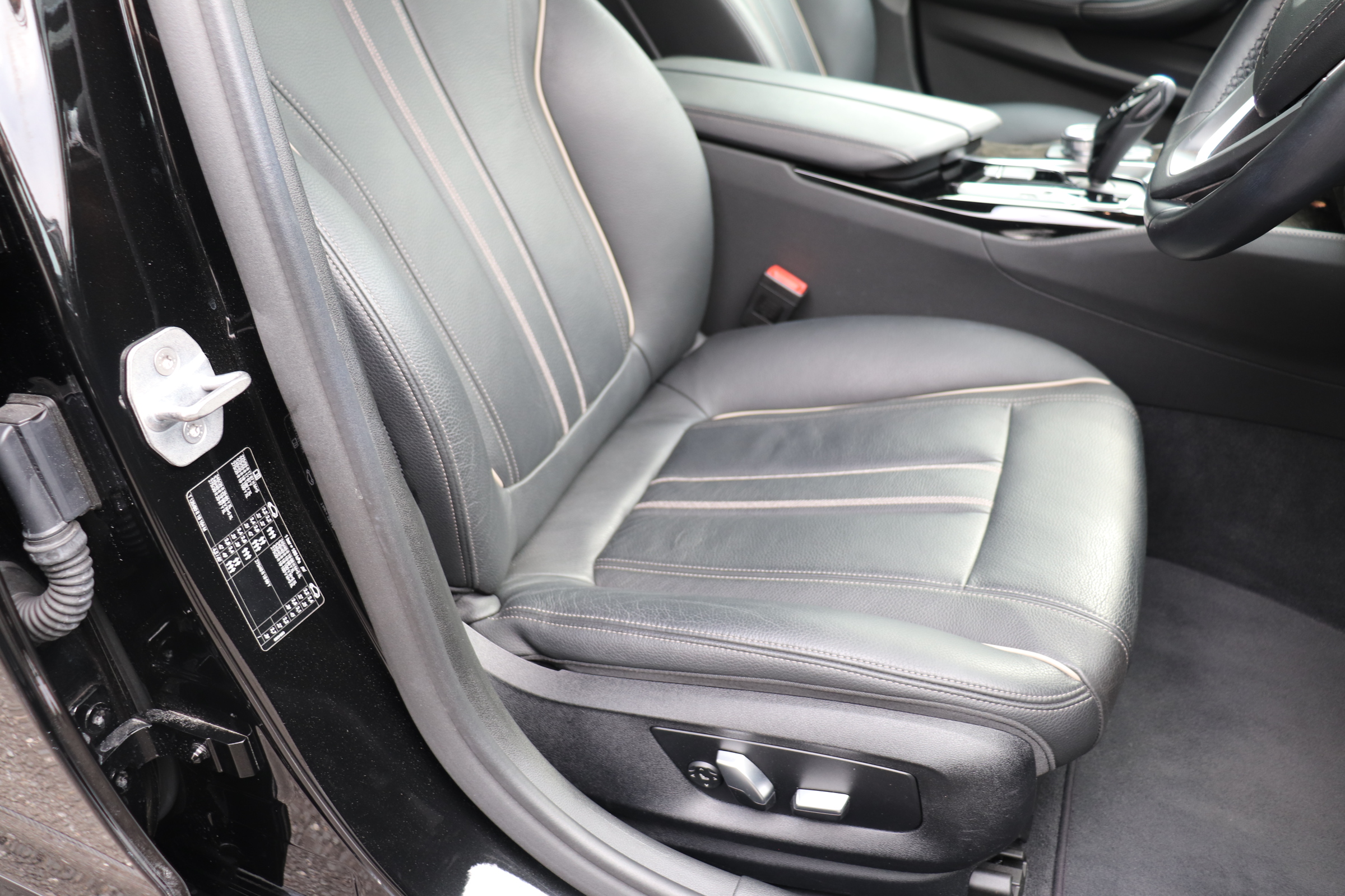 530i ラグジュアリー ＢＥＡＭコンプリート ＢＥＡＭフルエアロ ２０インチＡＷ ＢＥＡＭ４本マフラー ローダウン 黒レザーシート 前後席シートヒーター Ｐトランク 全方位カメラ ＨＵＤ車両画像10