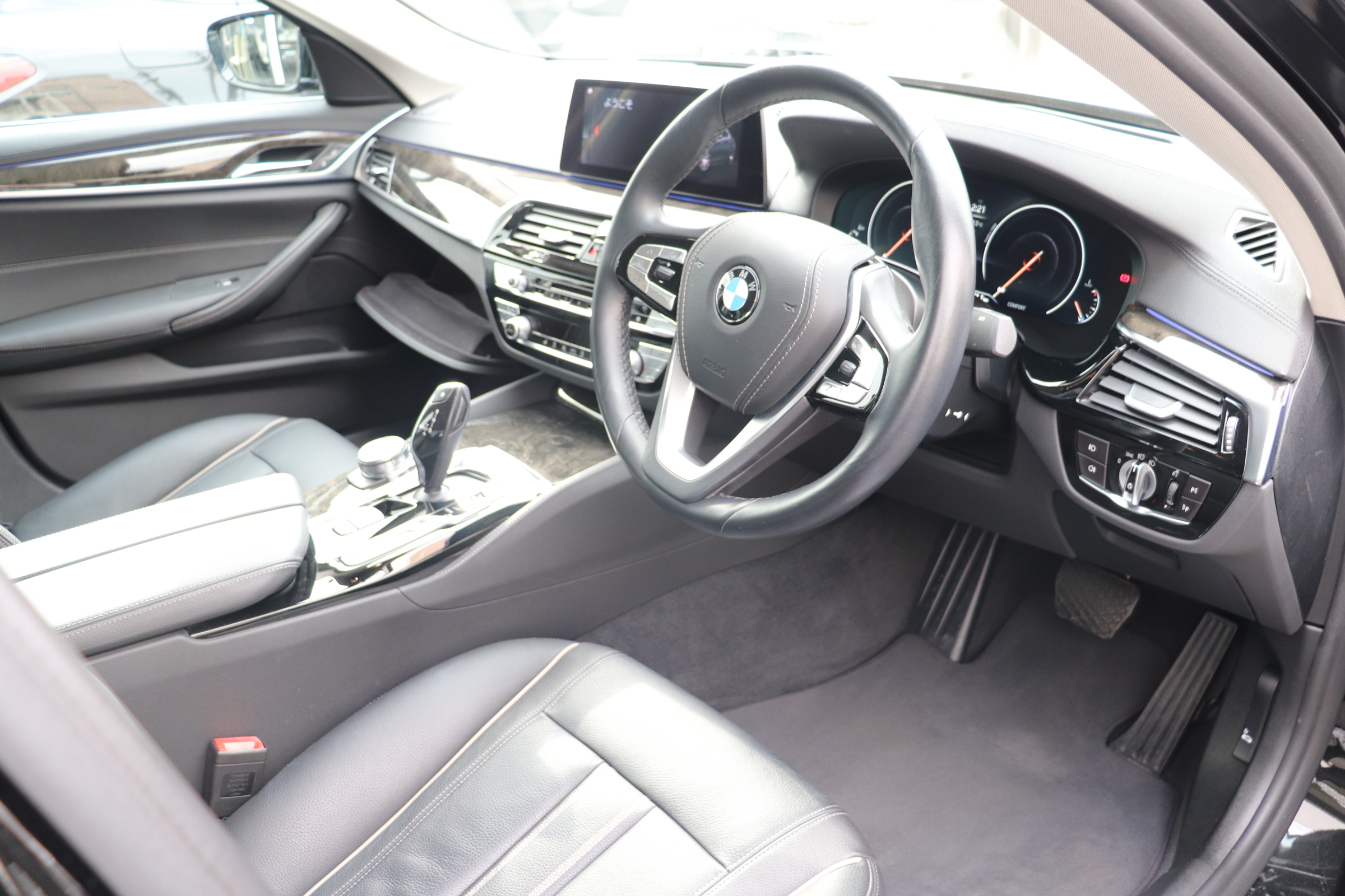 530i ラグジュアリー ＢＥＡＭコンプリート ＢＥＡＭフルエアロ ２０インチＡＷ ＢＥＡＭ４本マフラー ローダウン 黒レザーシート 前後席シートヒーター Ｐトランク 全方位カメラ ＨＵＤ車両画像09