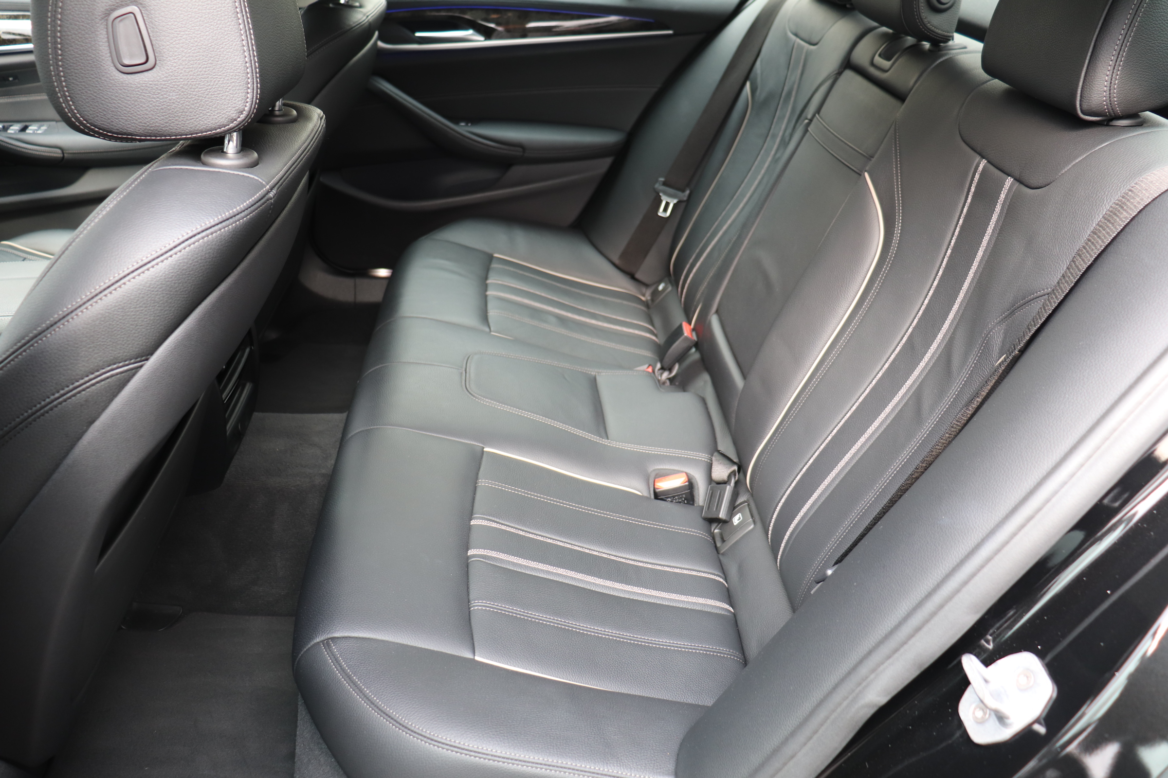 530i ラグジュアリー ＢＥＡＭコンプリート ＢＥＡＭフルエアロ ２０インチＡＷ ＢＥＡＭ４本マフラー ローダウン 黒レザーシート 前後席シートヒーター Ｐトランク 全方位カメラ ＨＵＤ車両画像11