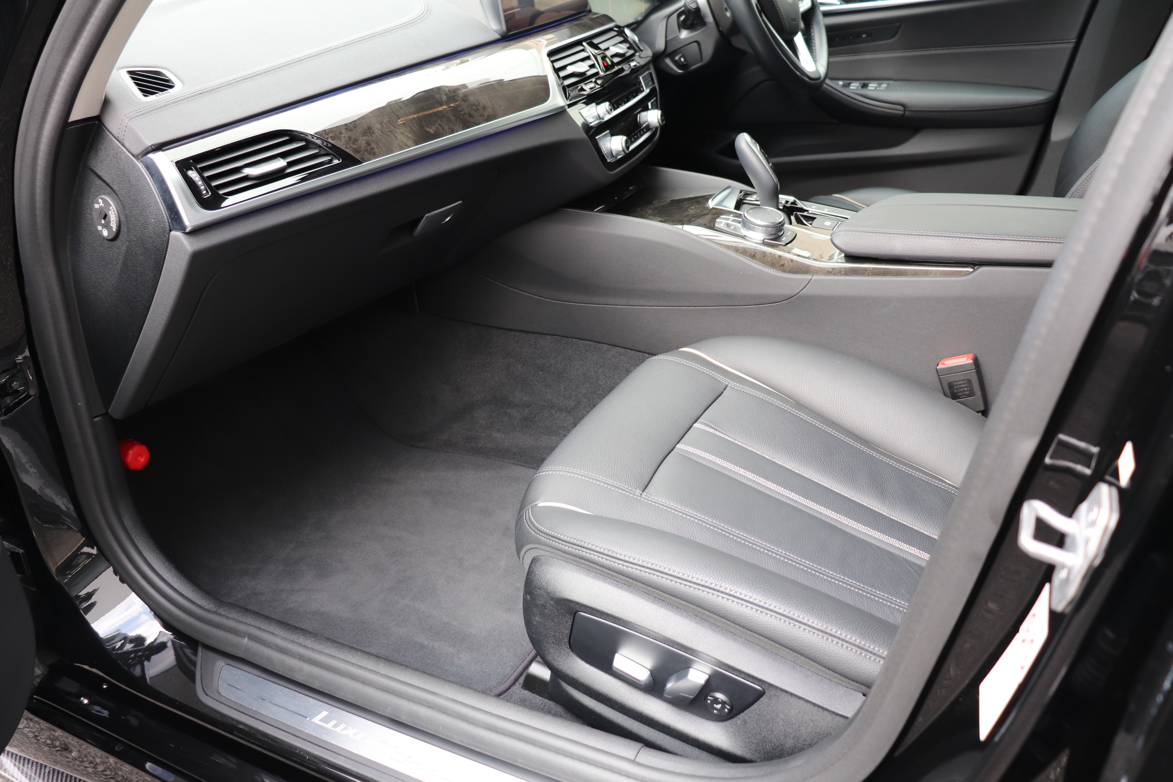 530i ラグジュアリー ＢＥＡＭコンプリート ＢＥＡＭフルエアロ ２０インチＡＷ ＢＥＡＭ４本マフラー ローダウン 黒レザーシート 前後席シートヒーター Ｐトランク 全方位カメラ ＨＵＤ車両画像12