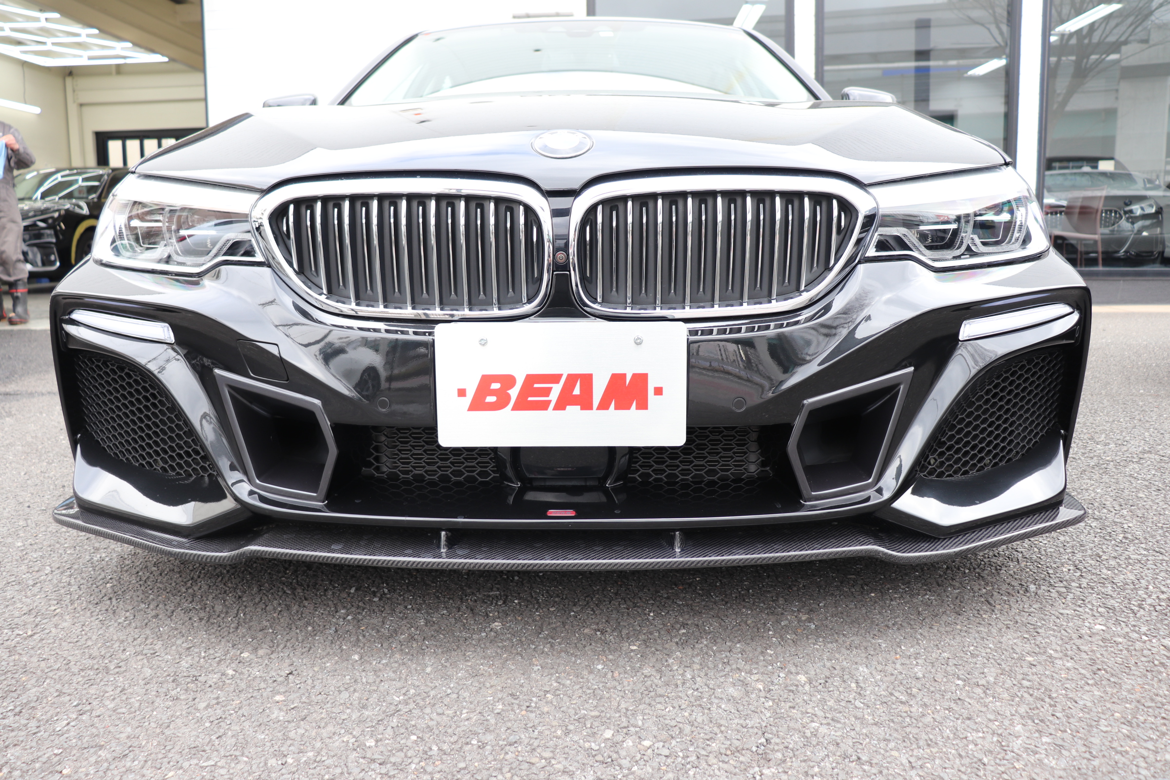 530i ラグジュアリー ＢＥＡＭコンプリート ＢＥＡＭフルエアロ ２０インチＡＷ ＢＥＡＭ４本マフラー ローダウン 黒レザーシート 前後席シートヒーター Ｐトランク 全方位カメラ ＨＵＤ車両画像08