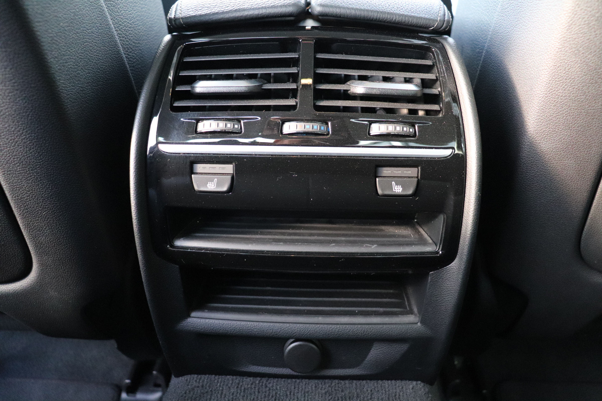 530i ラグジュアリー ＢＥＡＭコンプリート ＢＥＡＭフルエアロ ２０インチＡＷ ＢＥＡＭ４本マフラー ローダウン 黒レザーシート 前後席シートヒーター Ｐトランク 全方位カメラ ＨＵＤ車両画像15