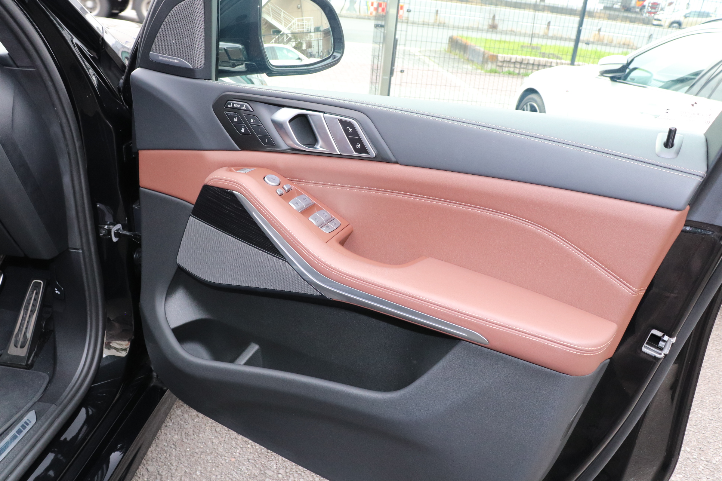 X7 xドライブ40d Mスポーツ 4WD ワンオーナー スカイラウンジサンルーフ Mスポーツパッケージプロ ブラウンレザー ハーマンカードンサウンドシステム 全周囲カメラ ヘッドアップディスプレイ 全席シートヒーター フルセグTV 前席マッサージシート車両画像15