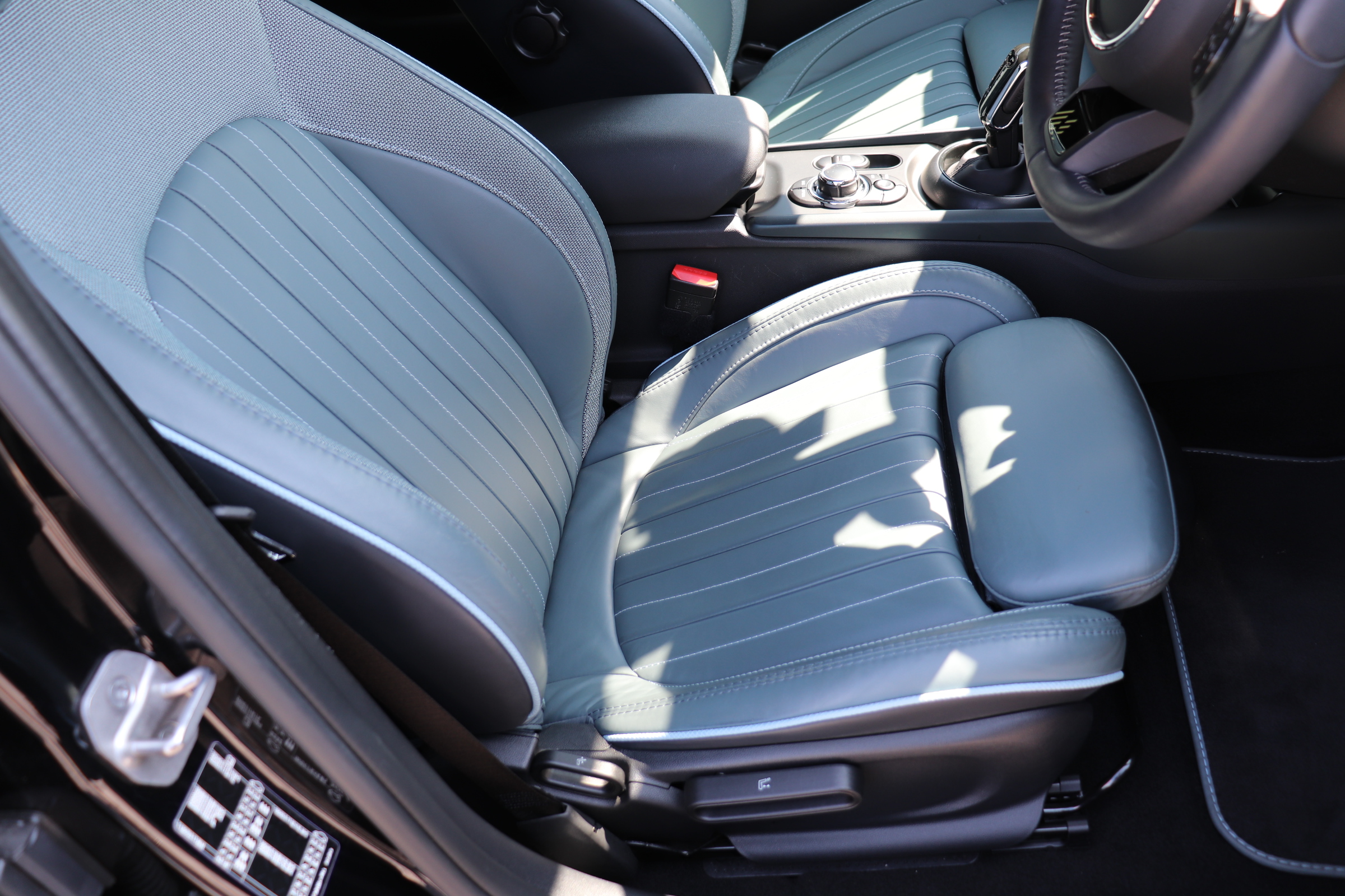 MINI クーパーD クラブマン アントールドエディション 純正ナビ　前席シートヒーター　ハーフレザーシート　アクティブクルーズコントロール　ナッパレザーステアリング　ＬＥＤヘッドライト　１８インチ・アロイホイール　ドライビングアシスト　パーキングアシスト車両画像10