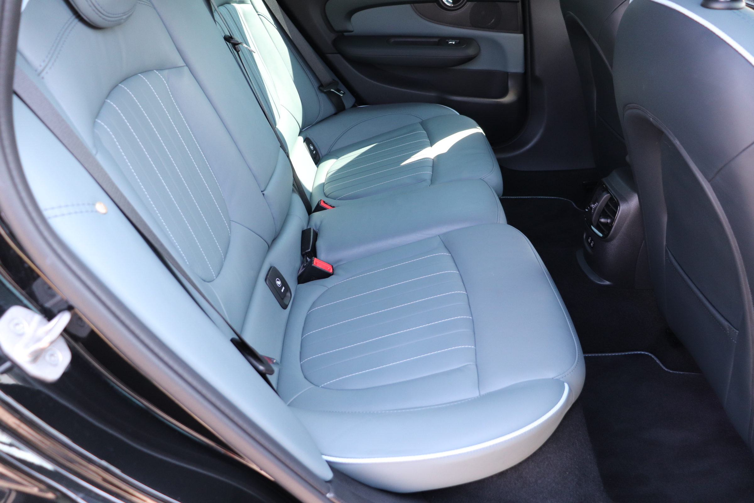 MINI クーパーD クラブマン アントールドエディション 純正ナビ　前席シートヒーター　ハーフレザーシート　アクティブクルーズコントロール　ナッパレザーステアリング　ＬＥＤヘッドライト　１８インチ・アロイホイール　ドライビングアシスト　パーキングアシスト車両画像11