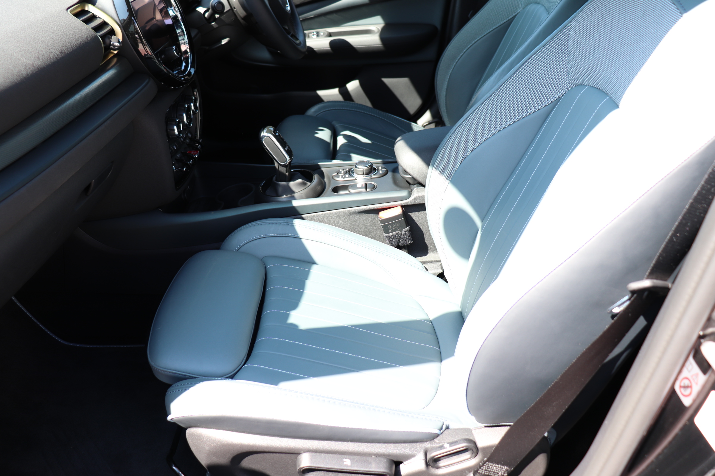 MINI クーパーD クラブマン アントールドエディション 純正ナビ　前席シートヒーター　ハーフレザーシート　アクティブクルーズコントロール　ナッパレザーステアリング　ＬＥＤヘッドライト　１８インチ・アロイホイール　ドライビングアシスト　パーキングアシスト車両画像13