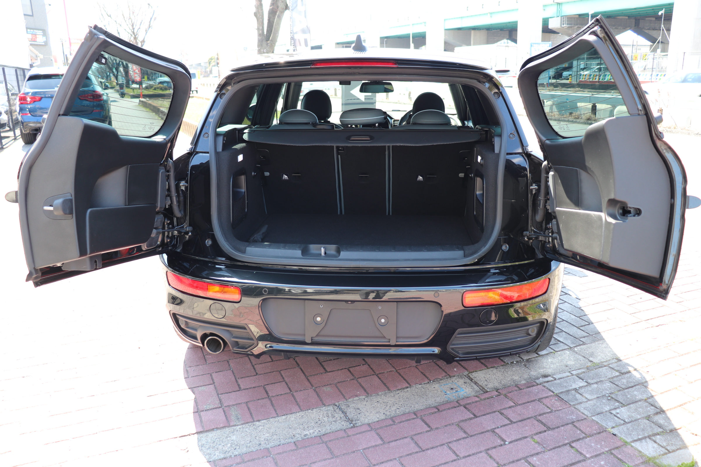 MINI クーパーD クラブマン アントールドエディション 純正ナビ　前席シートヒーター　ハーフレザーシート　アクティブクルーズコントロール　ナッパレザーステアリング　ＬＥＤヘッドライト　１８インチ・アロイホイール　ドライビングアシスト　パーキングアシスト車両画像15