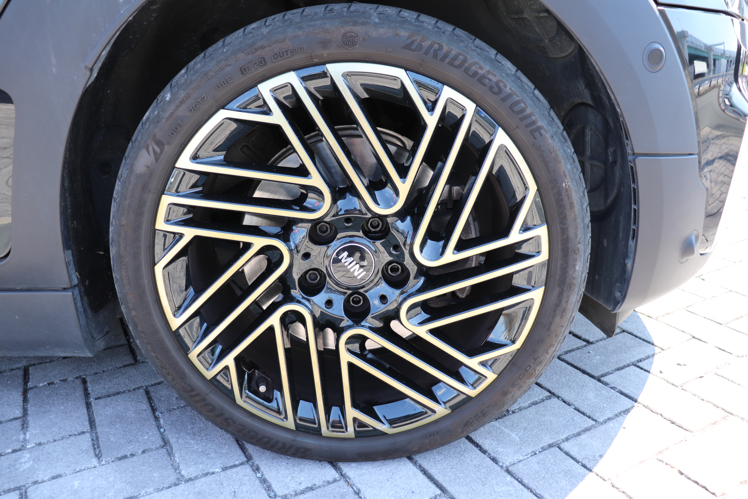 MINI クーパーD クラブマン アントールドエディション 純正ナビ　前席シートヒーター　ハーフレザーシート　アクティブクルーズコントロール　ナッパレザーステアリング　ＬＥＤヘッドライト　１８インチ・アロイホイール　ドライビングアシスト　パーキングアシスト車両画像08