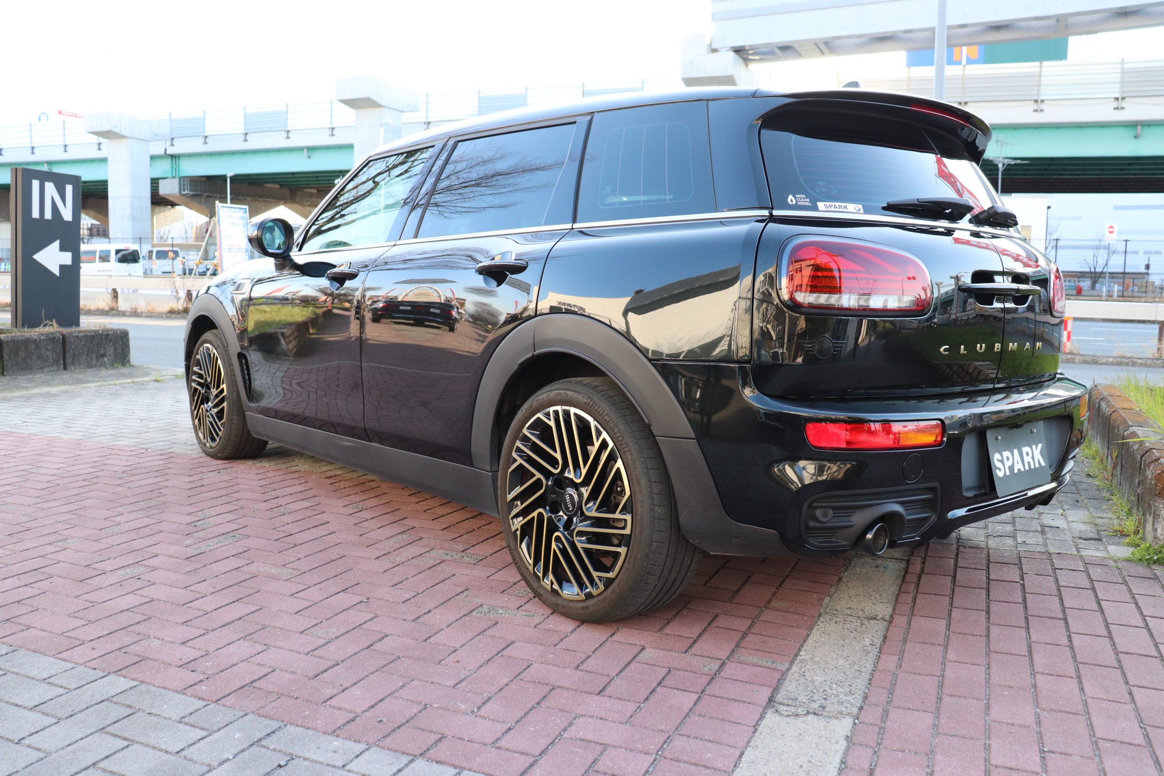 MINI クーパーD クラブマン アントールドエディション 純正ナビ　前席シートヒーター　ハーフレザーシート　アクティブクルーズコントロール　ナッパレザーステアリング　ＬＥＤヘッドライト　１８インチ・アロイホイール　ドライビングアシスト　パーキングアシスト車両画像02