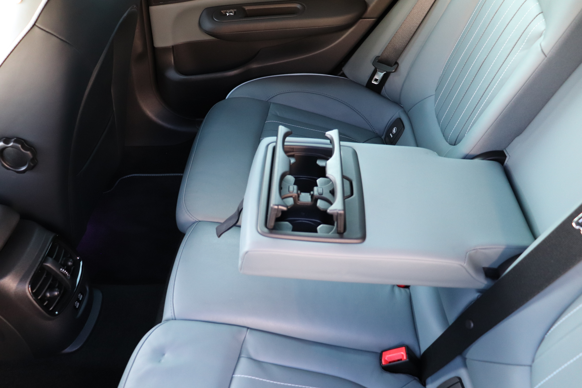 MINI クーパーD クラブマン アントールドエディション 純正ナビ　前席シートヒーター　ハーフレザーシート　アクティブクルーズコントロール　ナッパレザーステアリング　ＬＥＤヘッドライト　１８インチ・アロイホイール　ドライビングアシスト　パーキングアシスト車両画像12