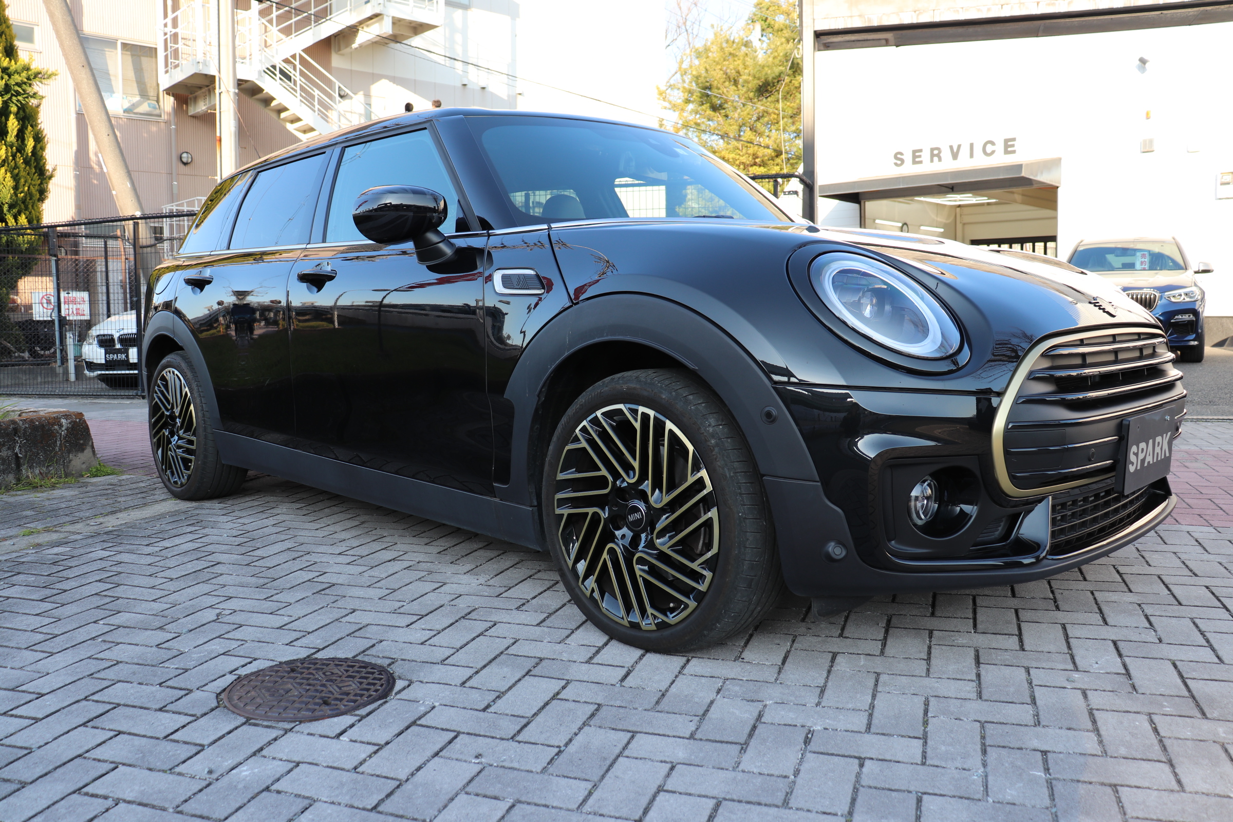 MINI クーパーD クラブマン アントールドエディション 純正ナビ　前席シートヒーター　ハーフレザーシート　アクティブクルーズコントロール　ナッパレザーステアリング　ＬＥＤヘッドライト　１８インチ・アロイホイール　ドライビングアシスト　パーキングアシスト車両画像04