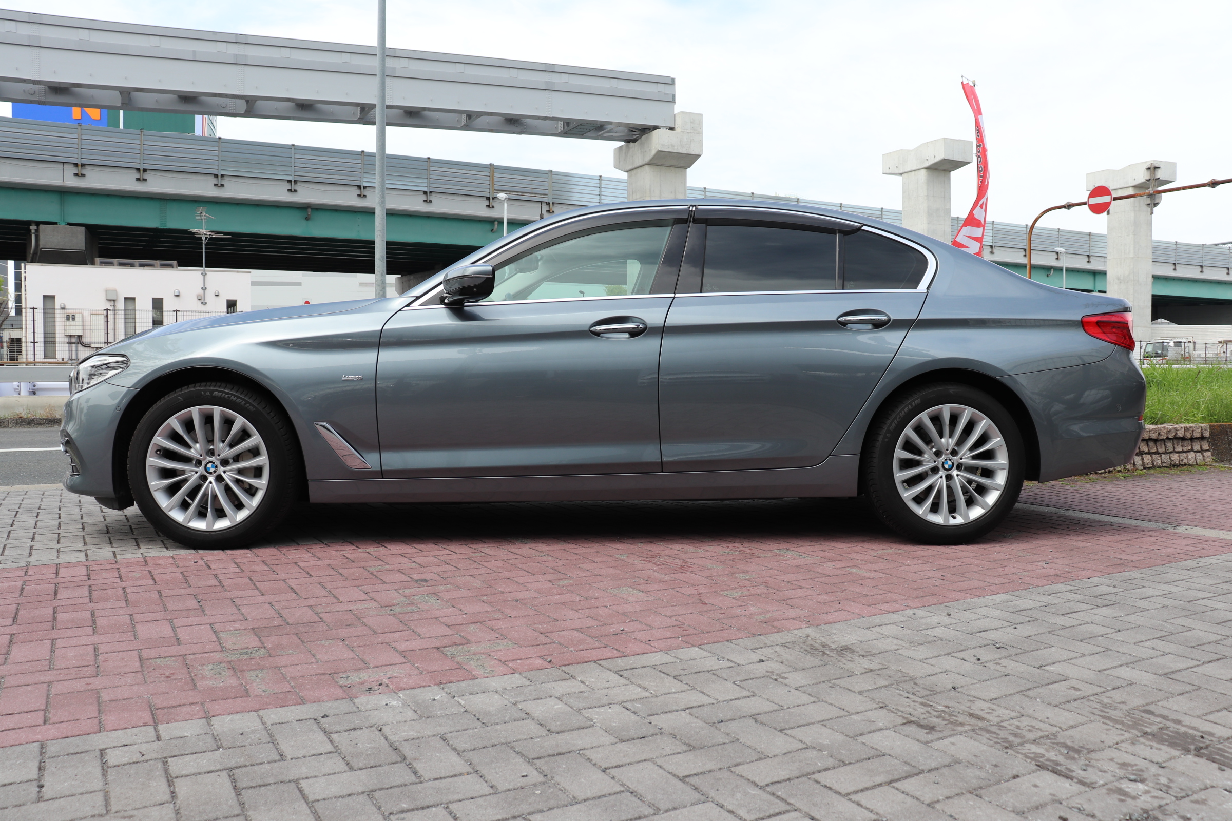 530iラグジュアリー ブラックレザー 前後席シートヒーター 前席パワーシート パワートランク アダプティブLEDヘッドライト車両画像03