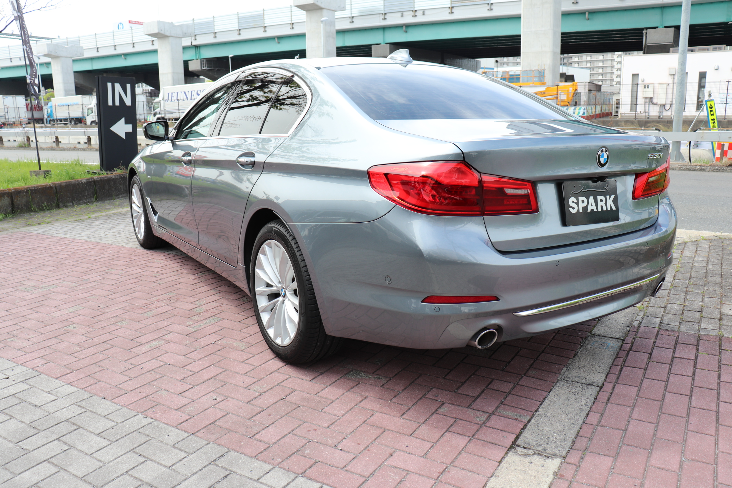 530iラグジュアリー ブラックレザー 前後席シートヒーター 前席パワーシート パワートランク アダプティブLEDヘッドライト車両画像04