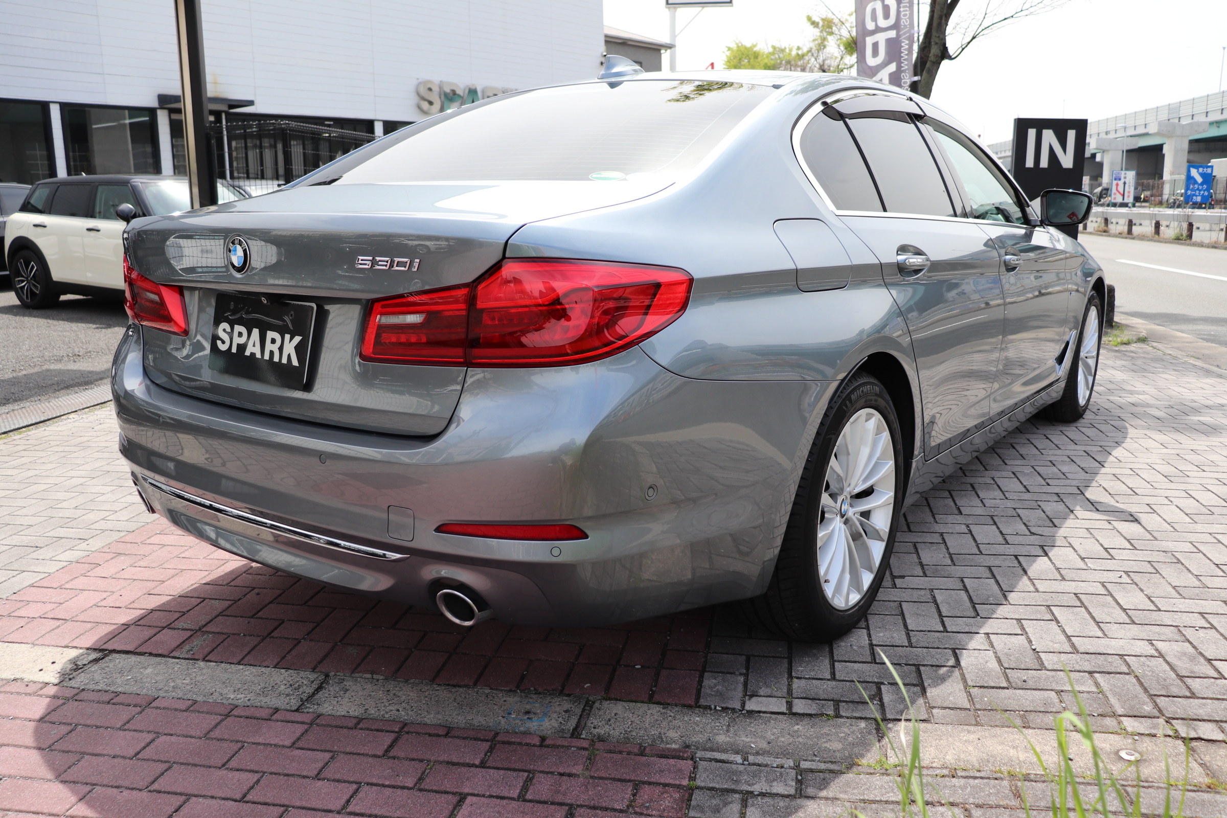 530iラグジュアリー ブラックレザー 前後席シートヒーター 前席パワーシート パワートランク アダプティブLEDヘッドライト車両画像05