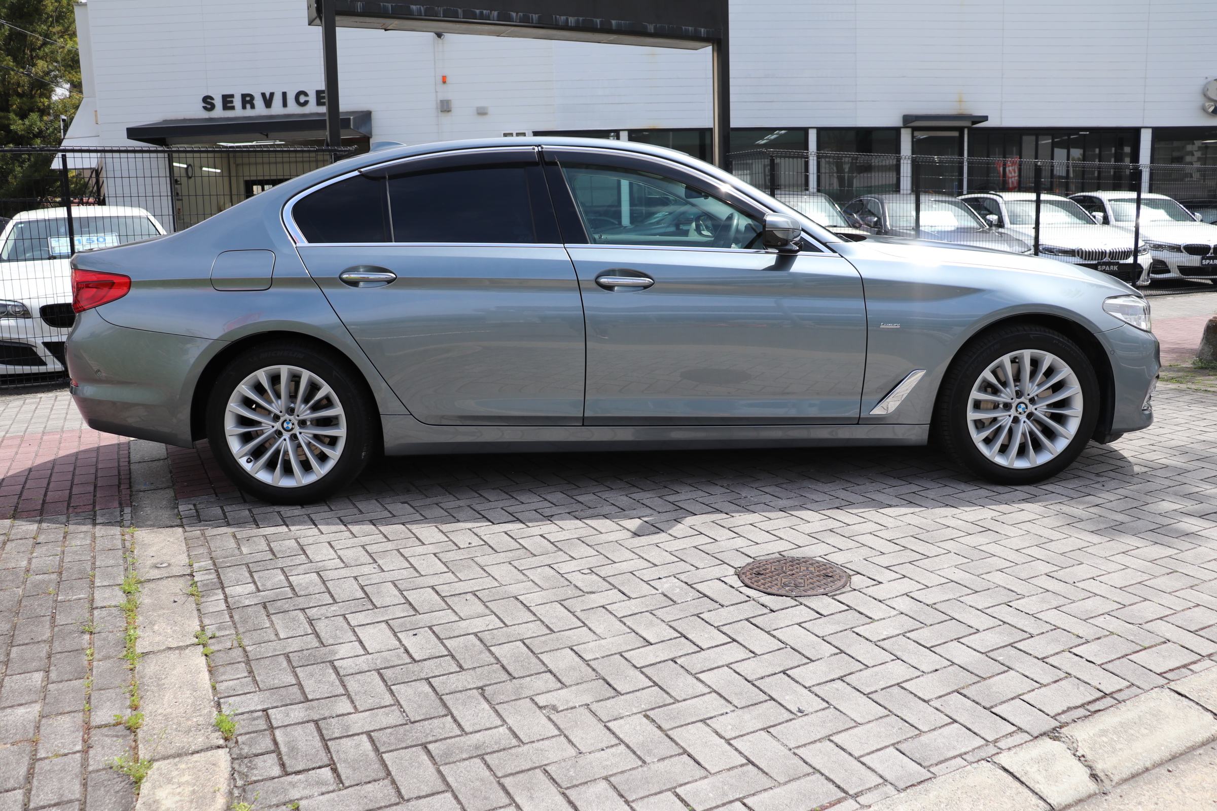 530iラグジュアリー ブラックレザー 前後席シートヒーター 前席パワーシート パワートランク アダプティブLEDヘッドライト車両画像06