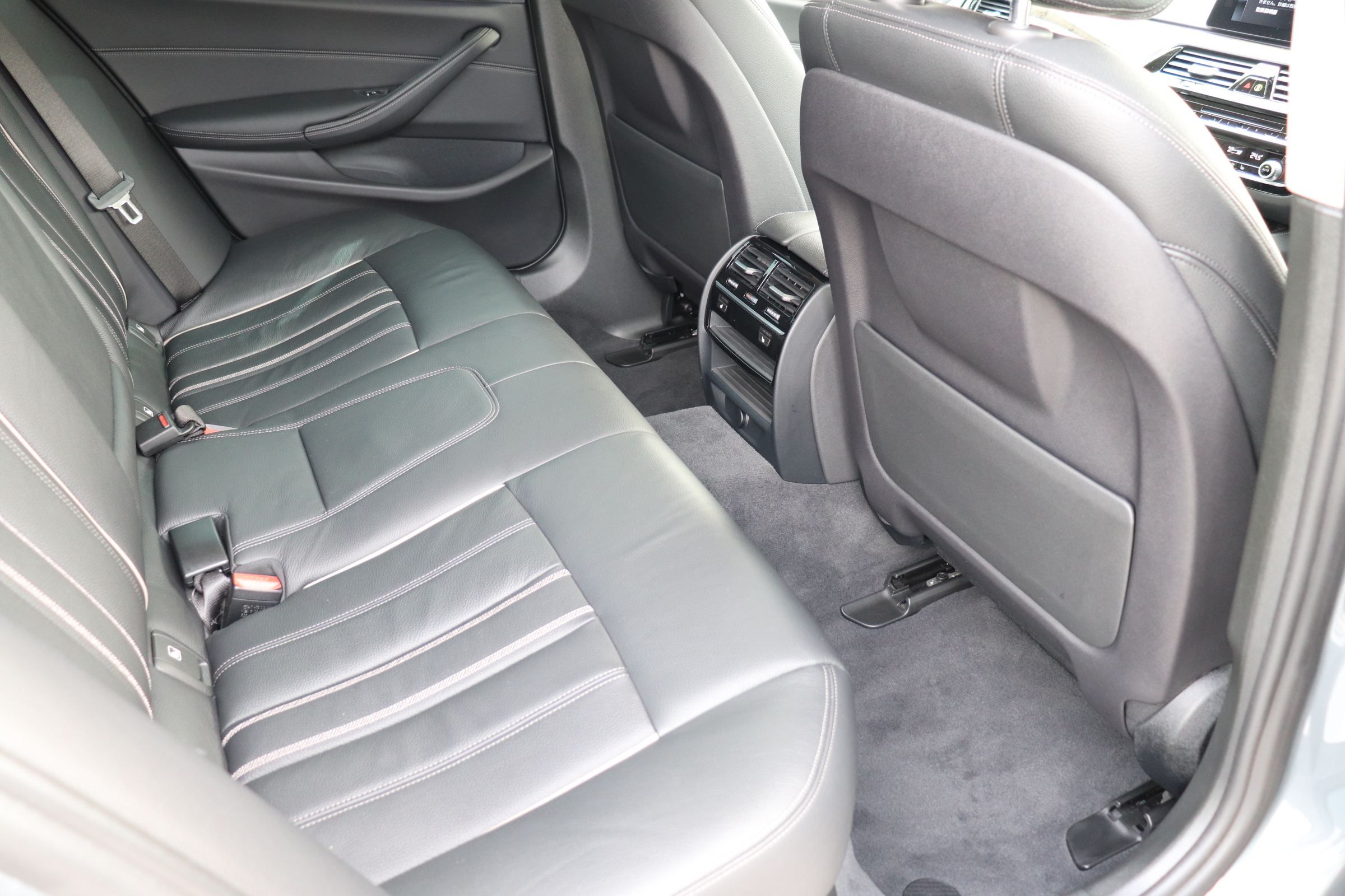 530iラグジュアリー ブラックレザー 前後席シートヒーター 前席パワーシート パワートランク アダプティブLEDヘッドライト車両画像12