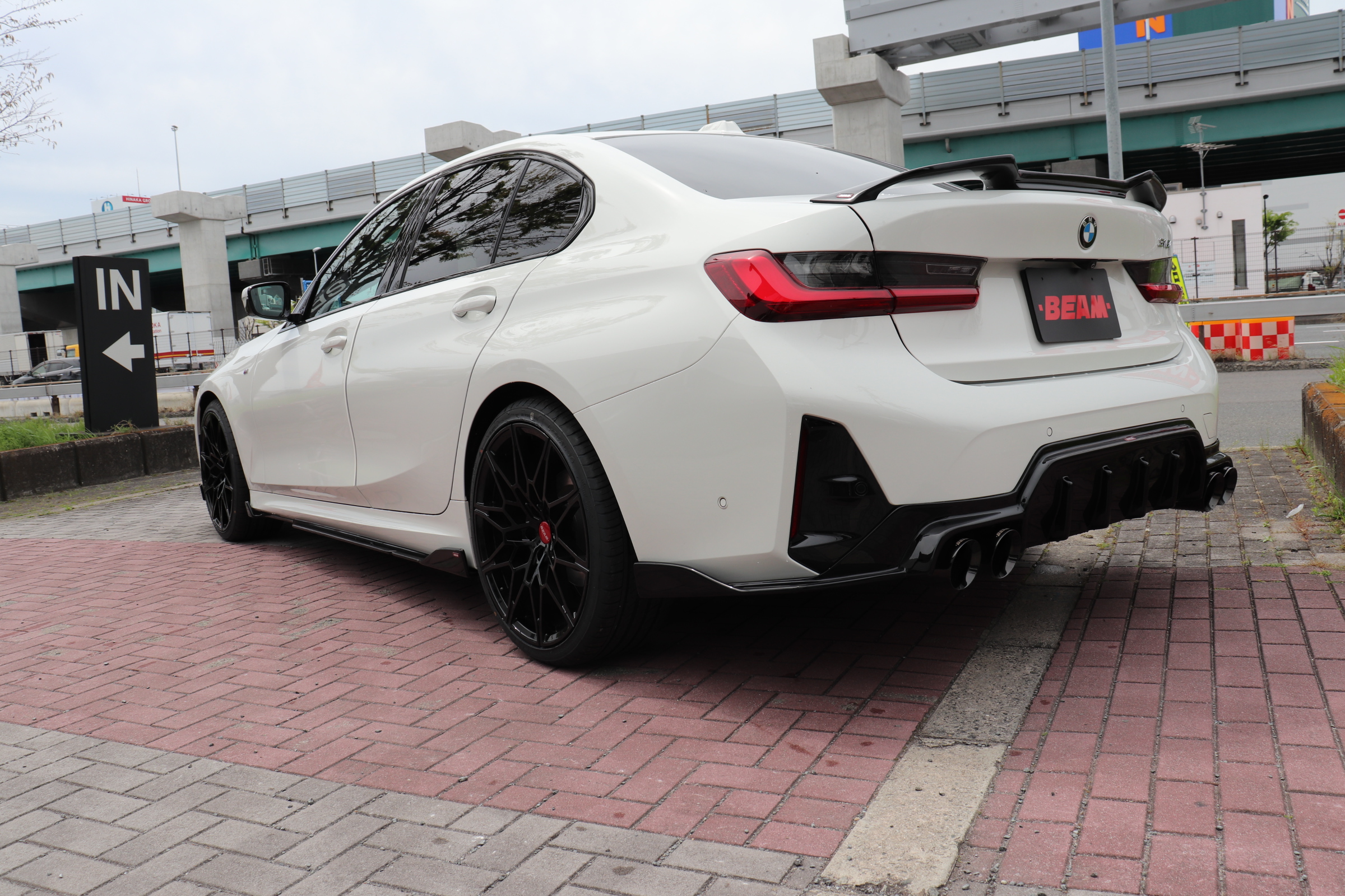 318i Mスポーツ BEAMコンプリート コンフォートパッケージ HUD  フルエアロ ローダウン 20インチAW T/Gスポイラー 前席パワーシート 前席シートヒーター パワートランク ランバーフィットサポート サンプロテクションガラス車両画像02