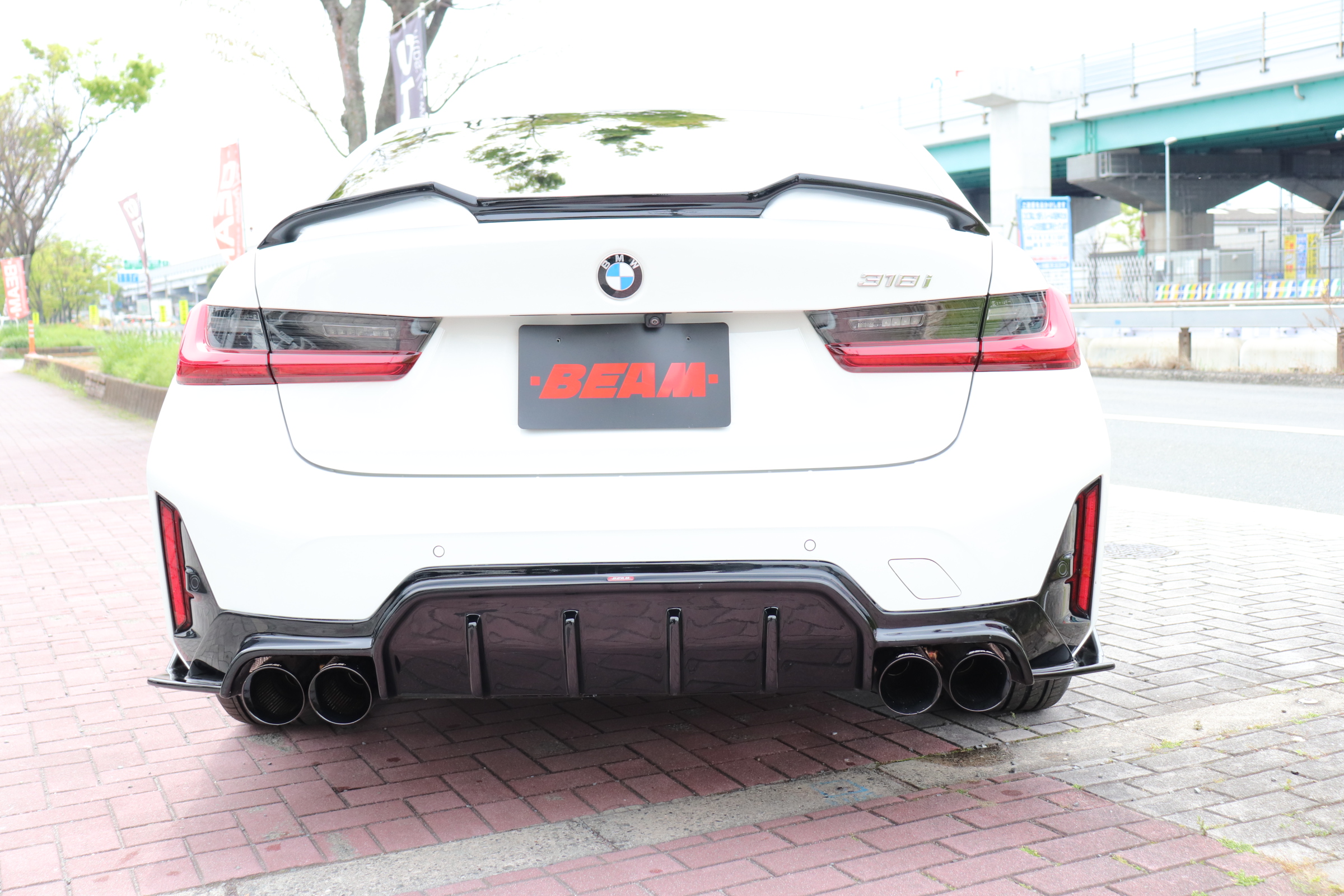 318i Mスポーツ BEAMコンプリート コンフォートパッケージ HUD  フルエアロ ローダウン 20インチAW T/Gスポイラー 前席パワーシート 前席シートヒーター パワートランク ランバーフィットサポート サンプロテクションガラス車両画像03