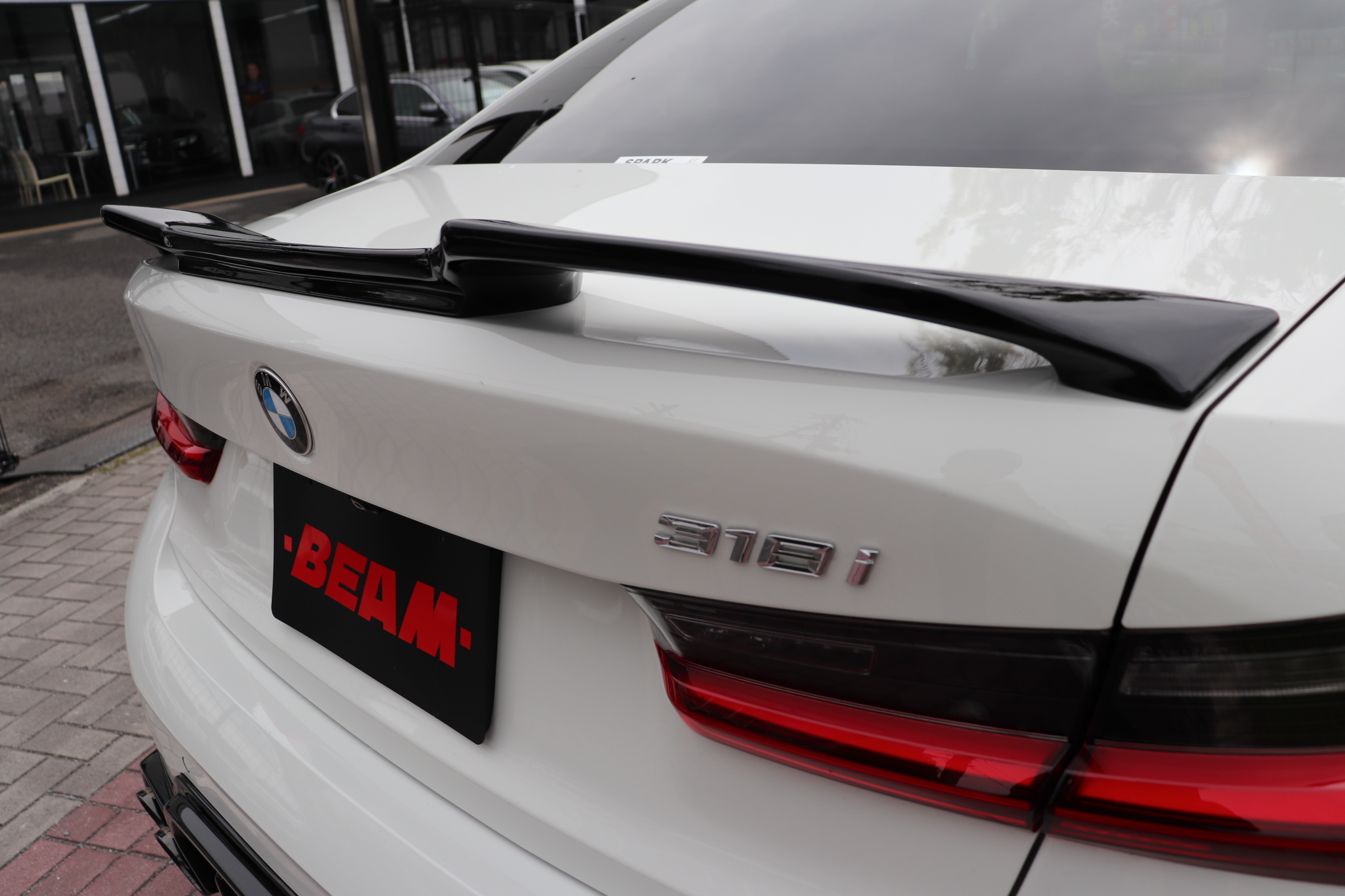 318i Mスポーツ BEAMコンプリート コンフォートパッケージ HUD  フルエアロ ローダウン 20インチAW T/Gスポイラー 前席パワーシート 前席シートヒーター パワートランク ランバーフィットサポート サンプロテクションガラス車両画像06