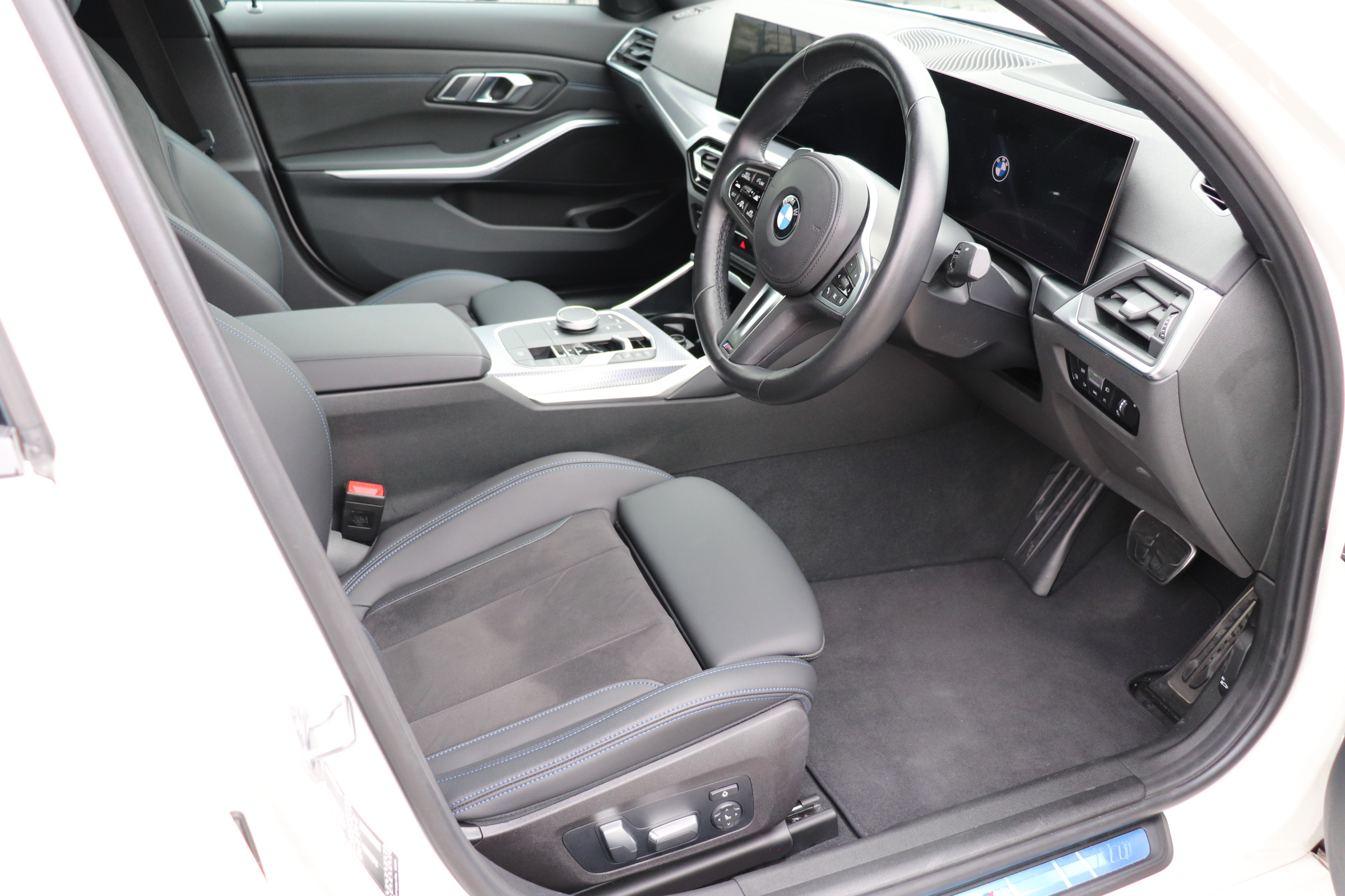 318i Mスポーツ BEAMコンプリート コンフォートパッケージ HUD  フルエアロ ローダウン 20インチAW T/Gスポイラー 前席パワーシート 前席シートヒーター パワートランク ランバーフィットサポート サンプロテクションガラス車両画像11