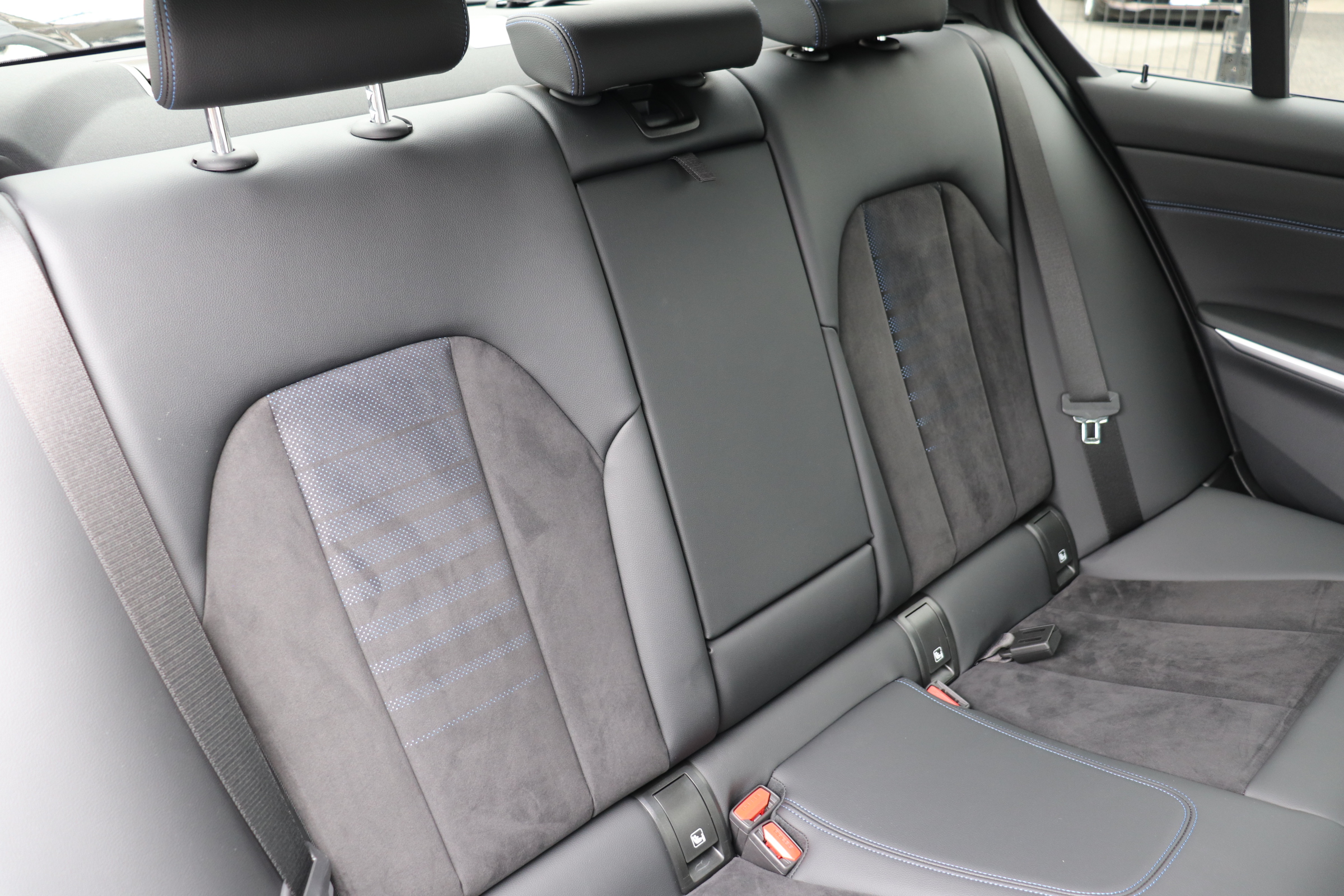 318i Mスポーツ BEAMコンプリート コンフォートパッケージ HUD  フルエアロ ローダウン 20インチAW T/Gスポイラー 前席パワーシート 前席シートヒーター パワートランク ランバーフィットサポート サンプロテクションガラス車両画像13