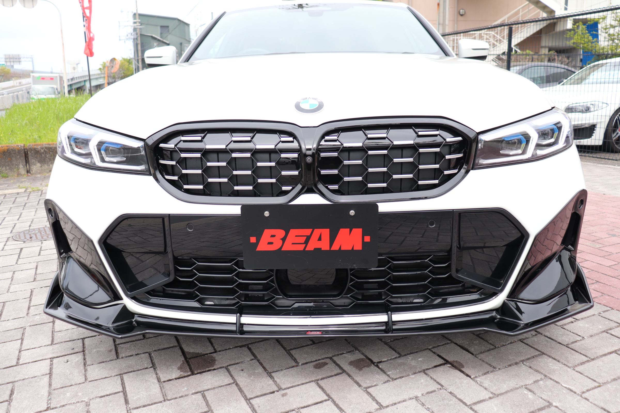 318i Mスポーツ BEAMコンプリート コンフォートパッケージ HUD  フルエアロ ローダウン 20インチAW T/Gスポイラー 前席パワーシート 前席シートヒーター パワートランク ランバーフィットサポート サンプロテクションガラス車両画像05