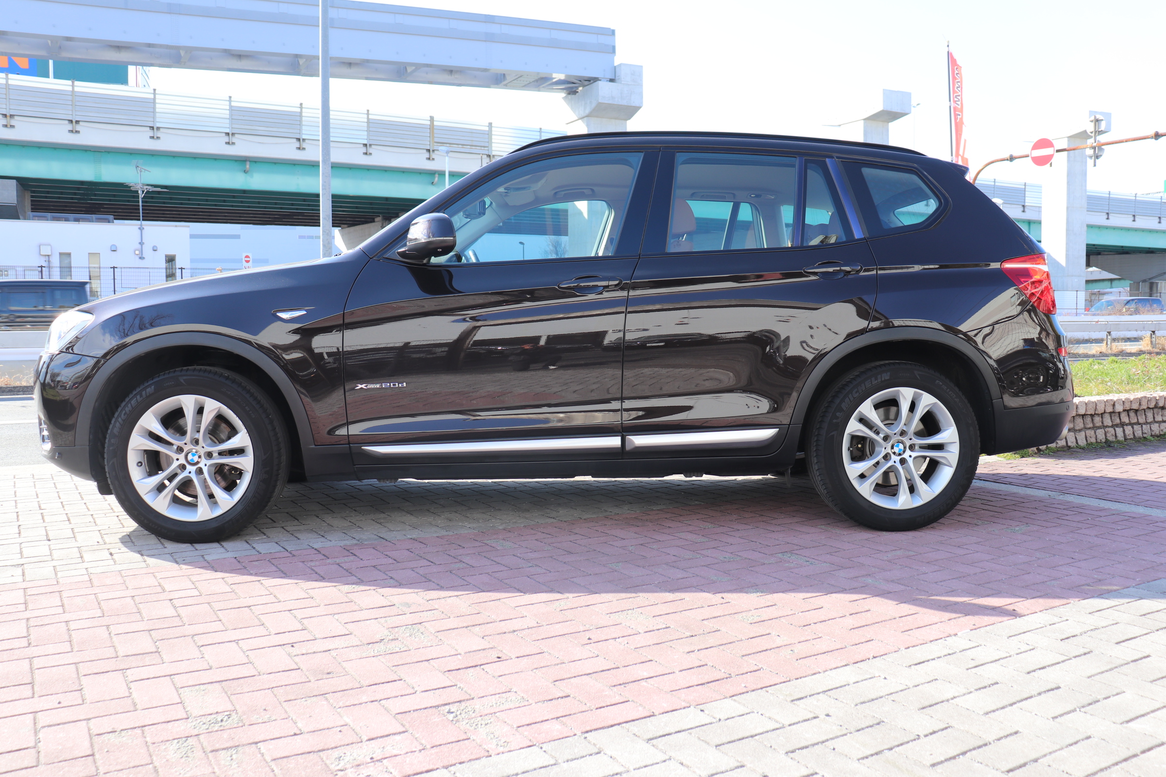 X3 xドライブ 20d Xライン ベージュレザーシート 前席シートヒーター 前席パワーシート 全方位カメラ クルーズコントロール フルセグTV CD/DVD ドライビングアシスト パワーテールゲート 18インチアルミホイール車両画像04