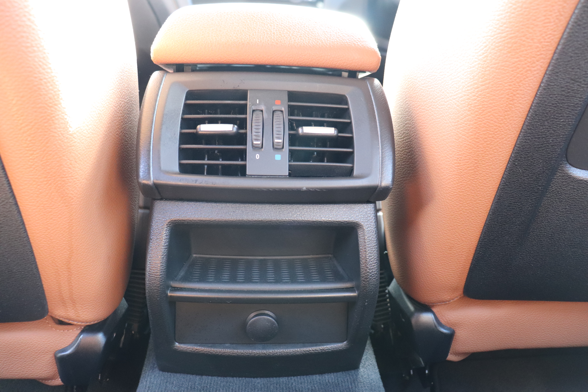 X3 xドライブ 20d Xライン ベージュレザーシート 前席シートヒーター 前席パワーシート 全方位カメラ クルーズコントロール フルセグTV CD/DVD ドライビングアシスト パワーテールゲート 18インチアルミホイール車両画像09