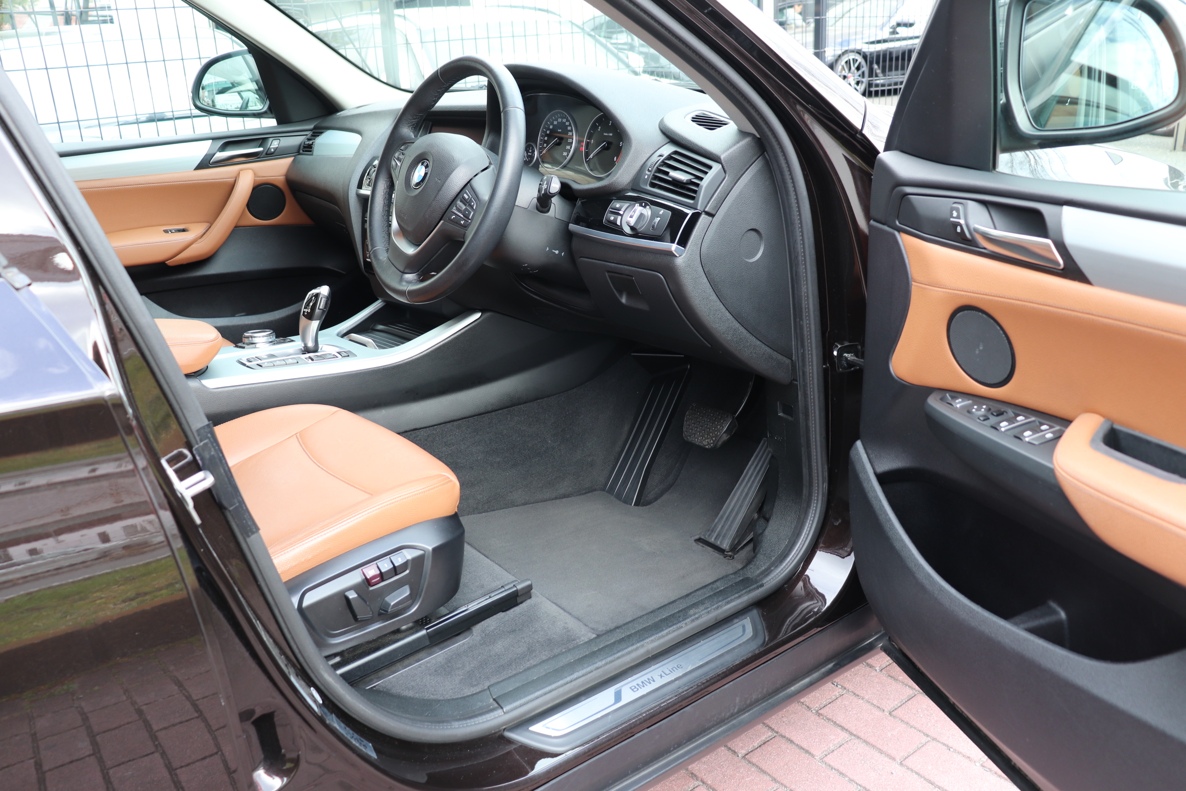 X3 xドライブ 20d Xライン ベージュレザーシート 前席シートヒーター 前席パワーシート 全方位カメラ クルーズコントロール フルセグTV CD/DVD ドライビングアシスト パワーテールゲート 18インチアルミホイール車両画像05
