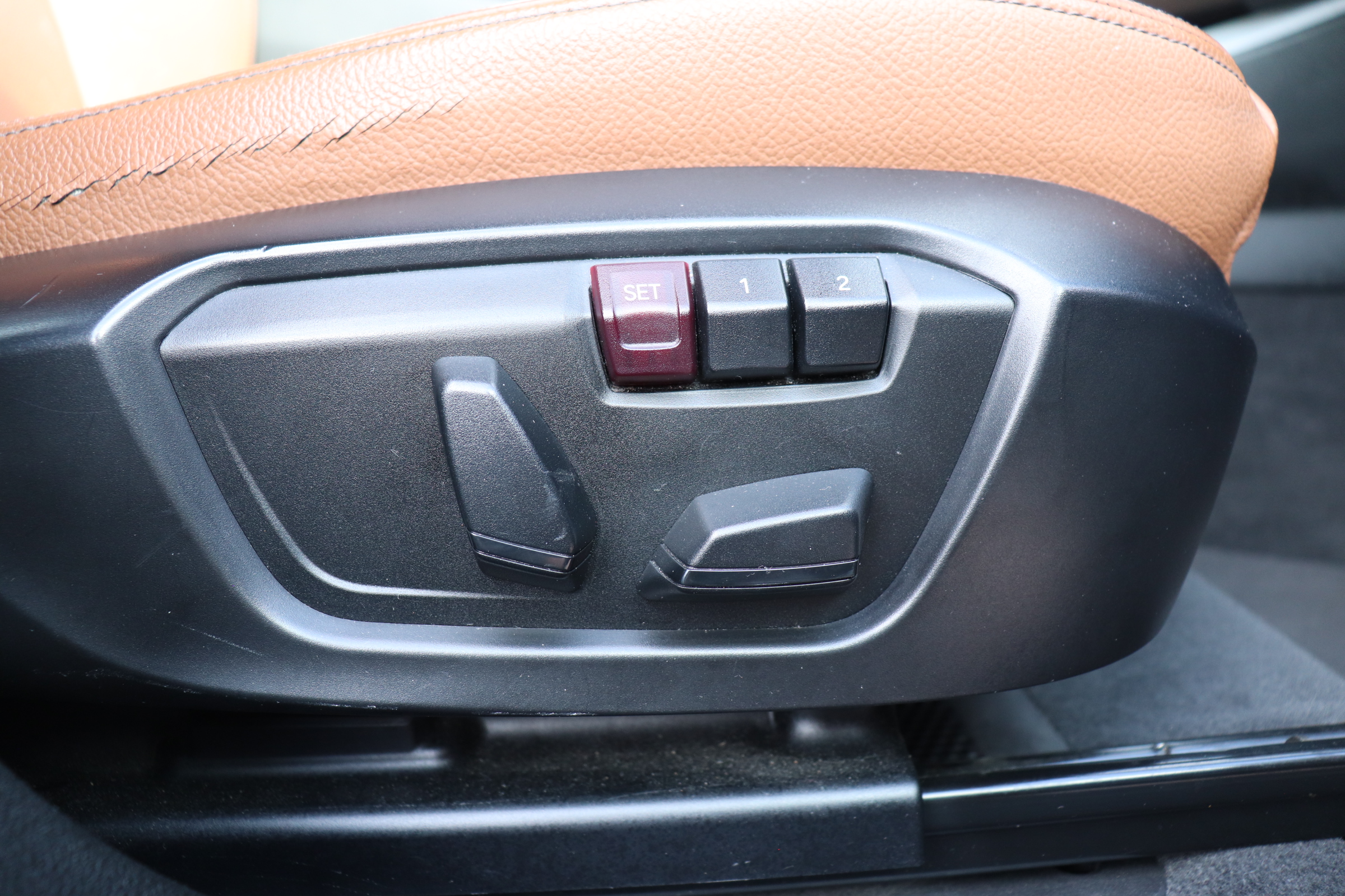 X3 xドライブ 20d Xライン ベージュレザーシート 前席シートヒーター 前席パワーシート 全方位カメラ クルーズコントロール フルセグTV CD/DVD ドライビングアシスト パワーテールゲート 18インチアルミホイール車両画像14