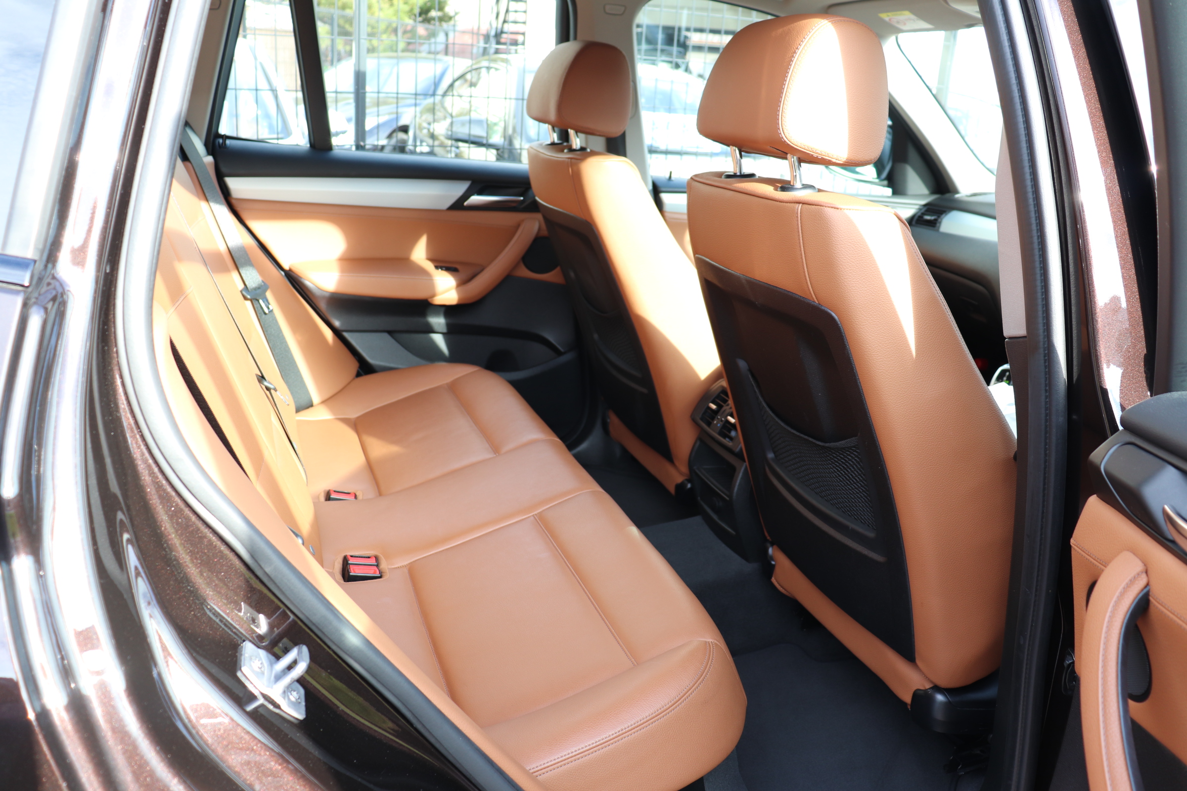 X3 xドライブ 20d Xライン ベージュレザーシート 前席シートヒーター 前席パワーシート 全方位カメラ クルーズコントロール フルセグTV CD/DVD ドライビングアシスト パワーテールゲート 18インチアルミホイール車両画像06