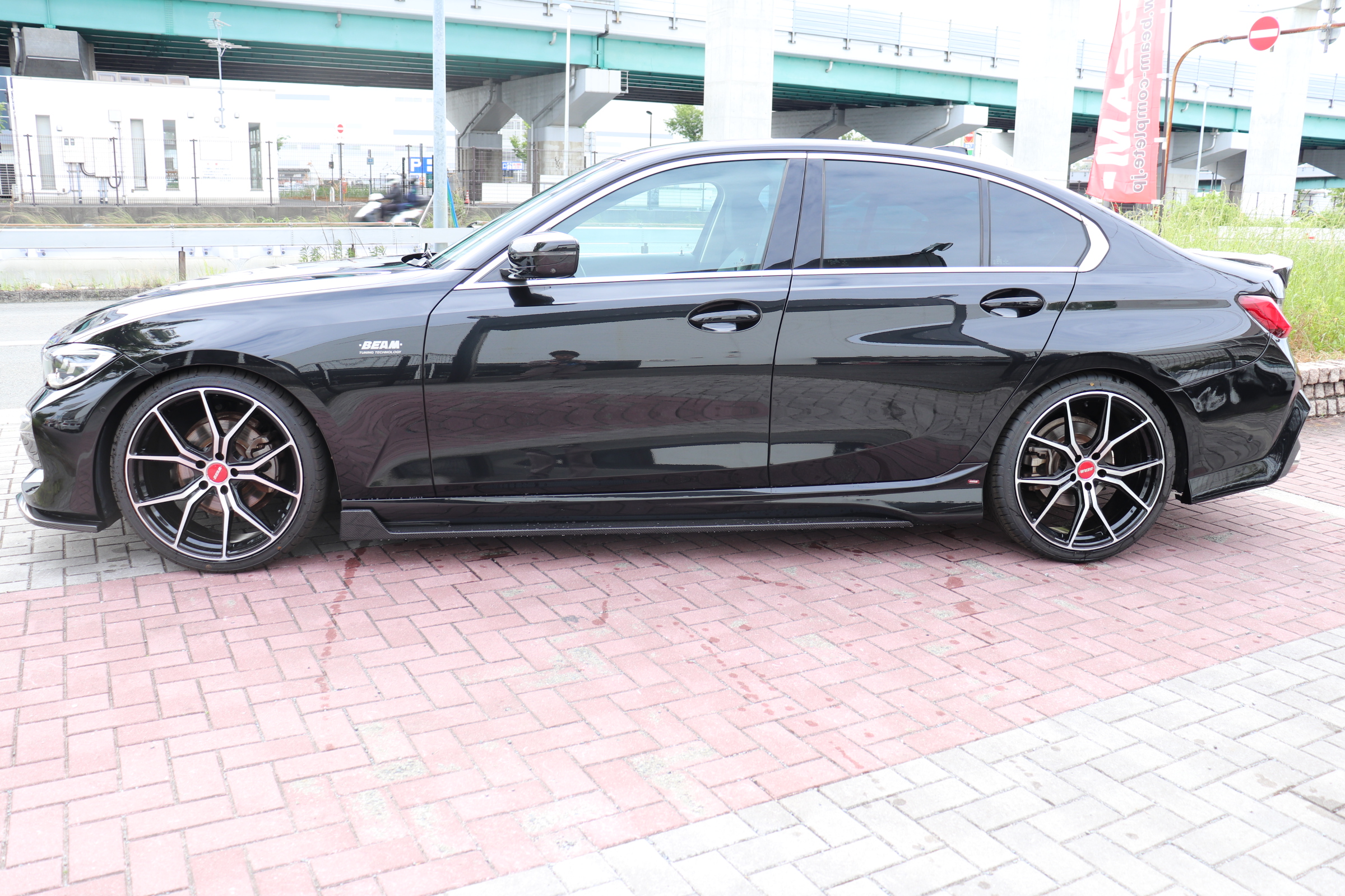 320i  BEAMコンプリート　ハイラインパッケージ　ブラックレザーシート　車両画像02