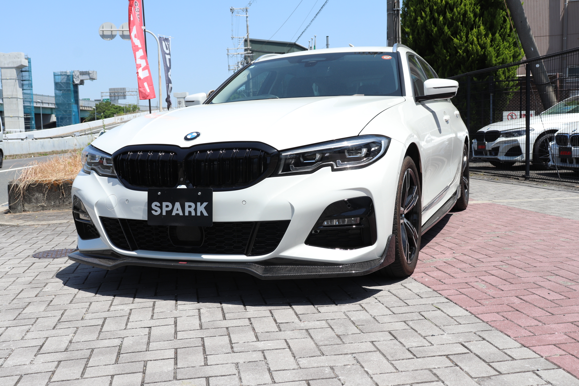 320d xドライブ ツーリング 前期MスポーツFバンパー BEAMフロントカーボンリップ BEAMサイドカーボンスポイラーの画像