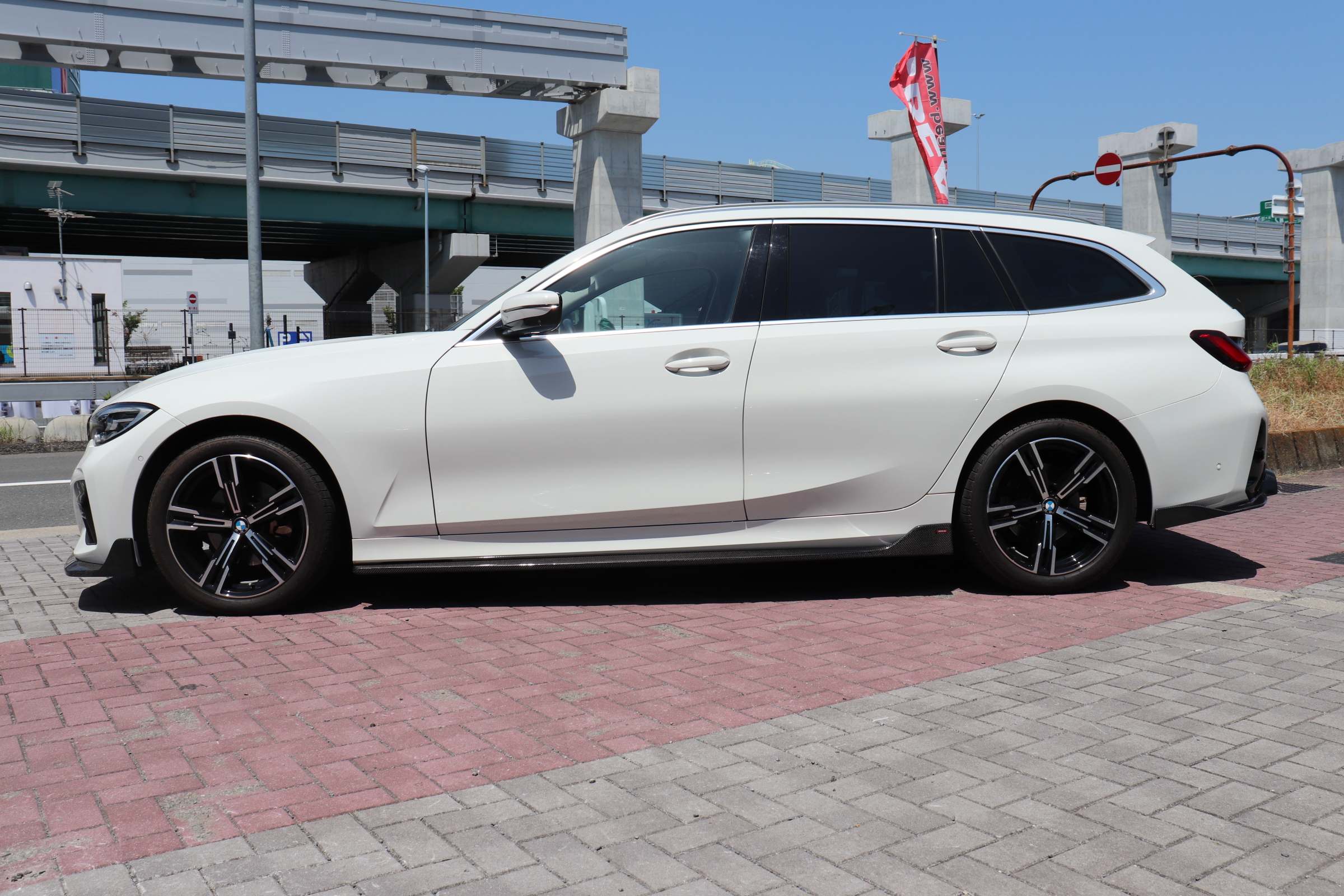 320d xドライブ ツーリング 前期MスポーツFバンパー BEAMフロントカーボンリップ BEAMサイドカーボンスポイラー車両画像02