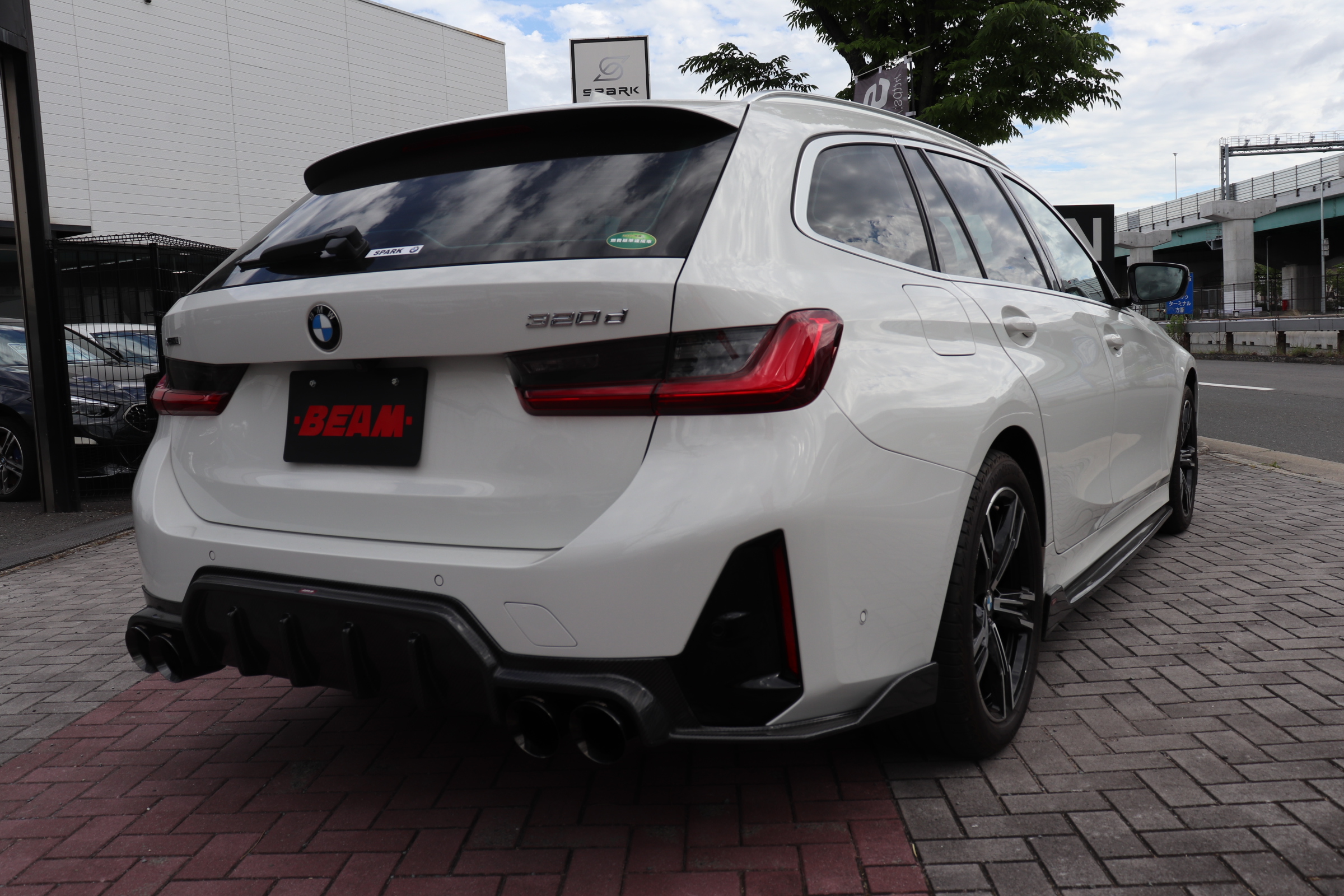 320d xドライブ ツーリング 前期MスポーツFバンパー BEAMフロントカーボンリップ BEAMサイドカーボンスポイラー車両画像03