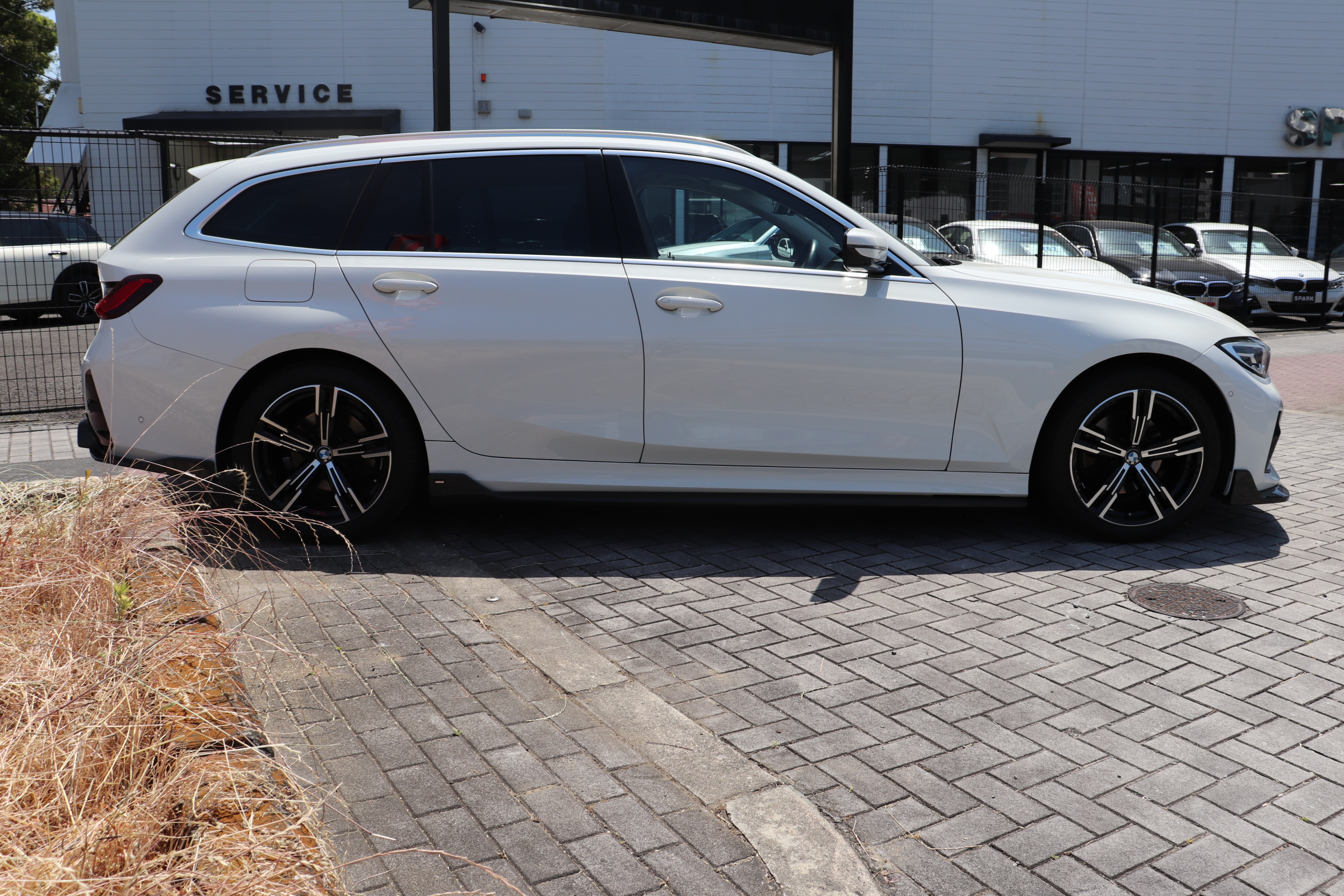 320d xドライブ ツーリング 前期MスポーツFバンパー BEAMフロントカーボンリップ BEAMサイドカーボンスポイラー車両画像04